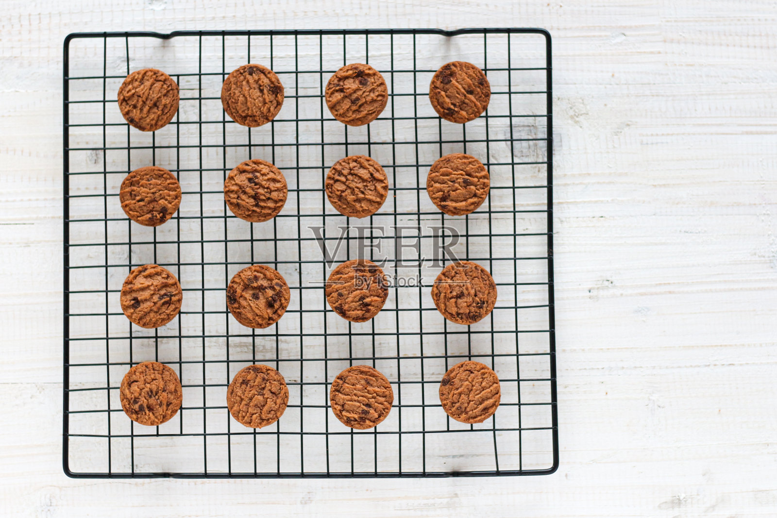 迷你巧克力饼干在桌子上。照片摄影图片
