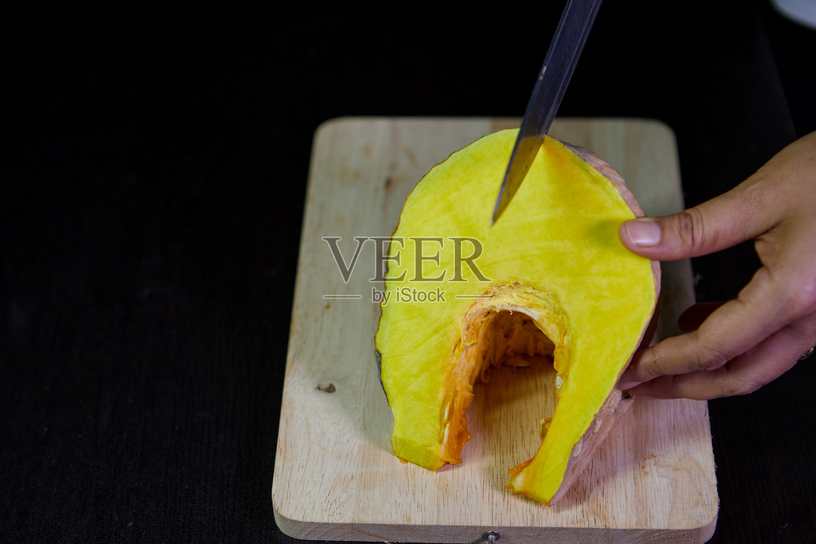 将南瓜切成薄片放在砧板上照片摄影图片