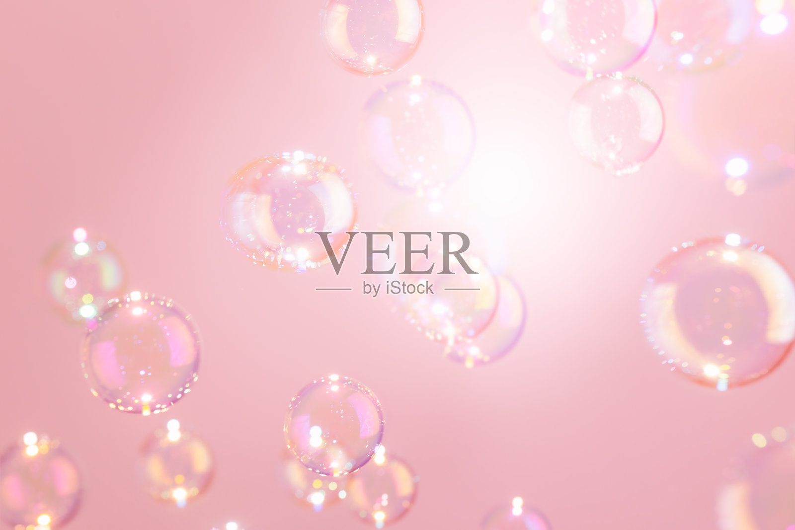 美丽闪亮透明的粉红色肥皂泡。抽象的背景。新鲜肥皂、泡沫、水照片摄影图片