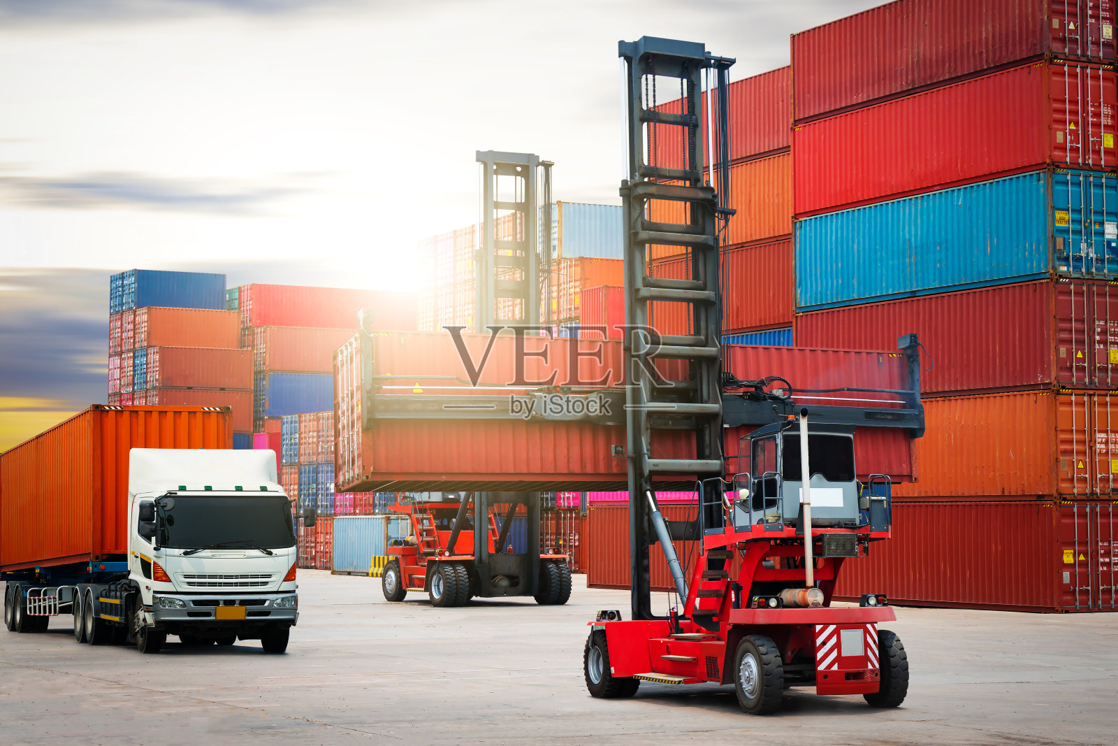 集装箱起重机牵引车用拖车卸载集装箱箱。物流运输业的处理。货物集装箱船,货运卡车进出口。配送仓库运输照片摄影图片