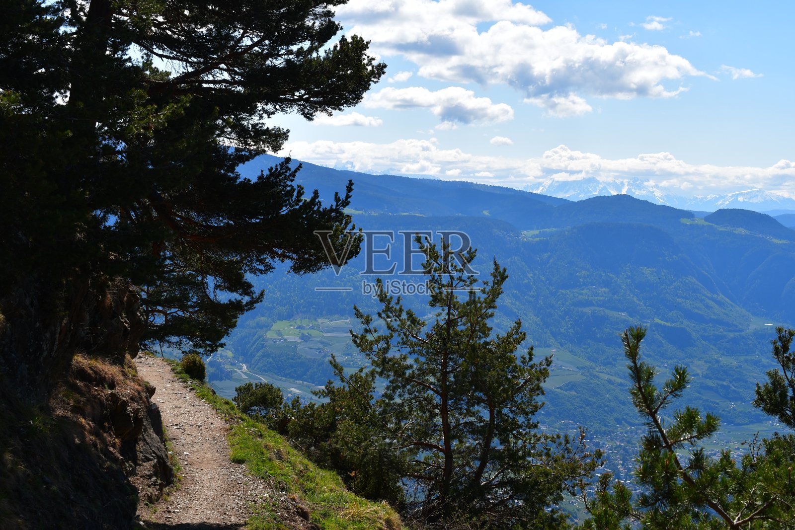 美丽的风景,可以看到阿迪杰山谷在南蒂罗尔照片摄影图片