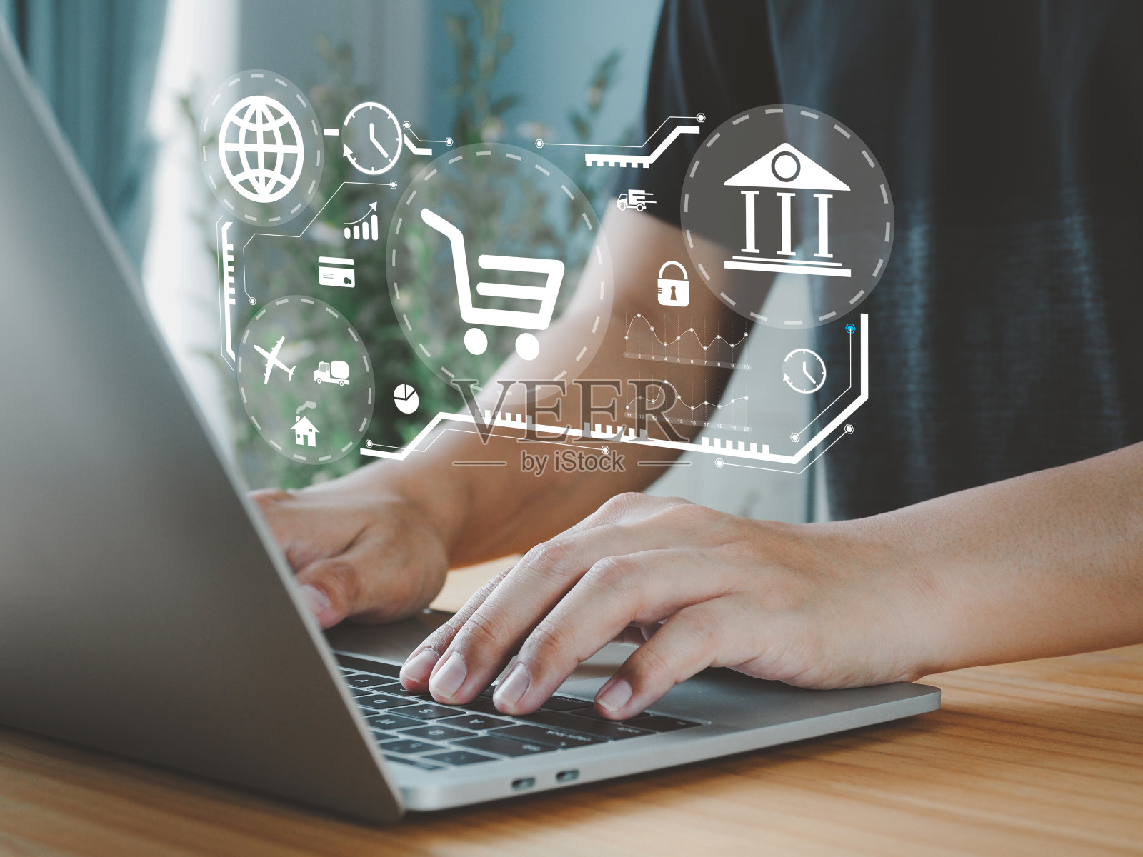 顾客利用网上购物服务,即互联网技术方便地购买产品。照片摄影图片