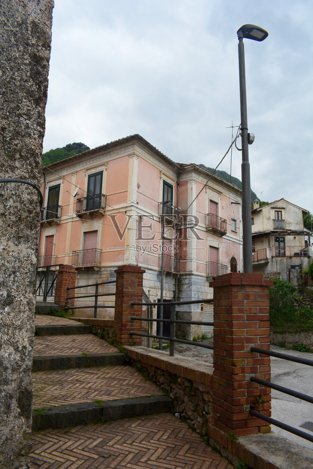 意大利:吉夫尼山谷的城市景观,2023年5月9日。照片摄影图片