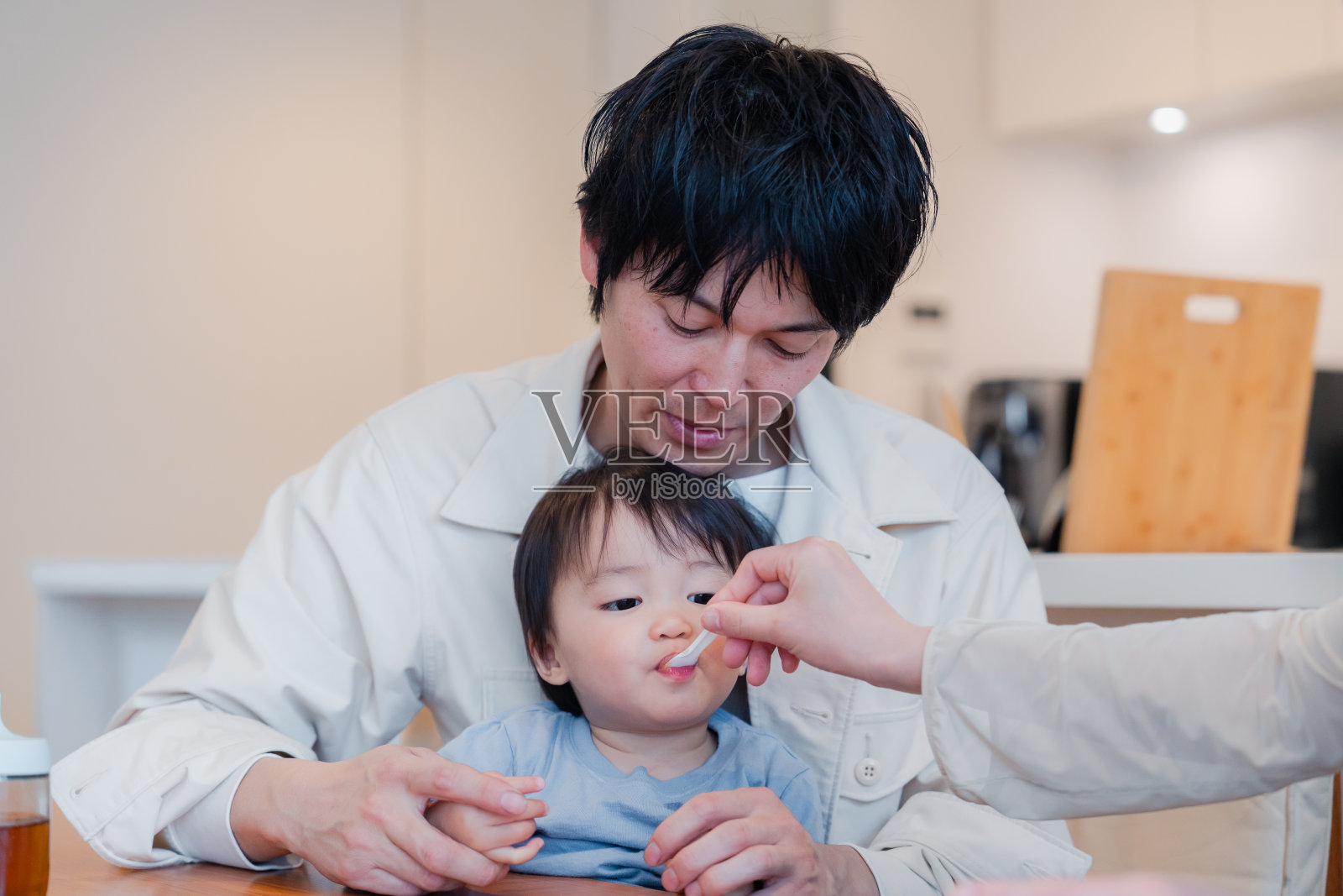 孩子在家吃婴儿食品照片摄影图片
