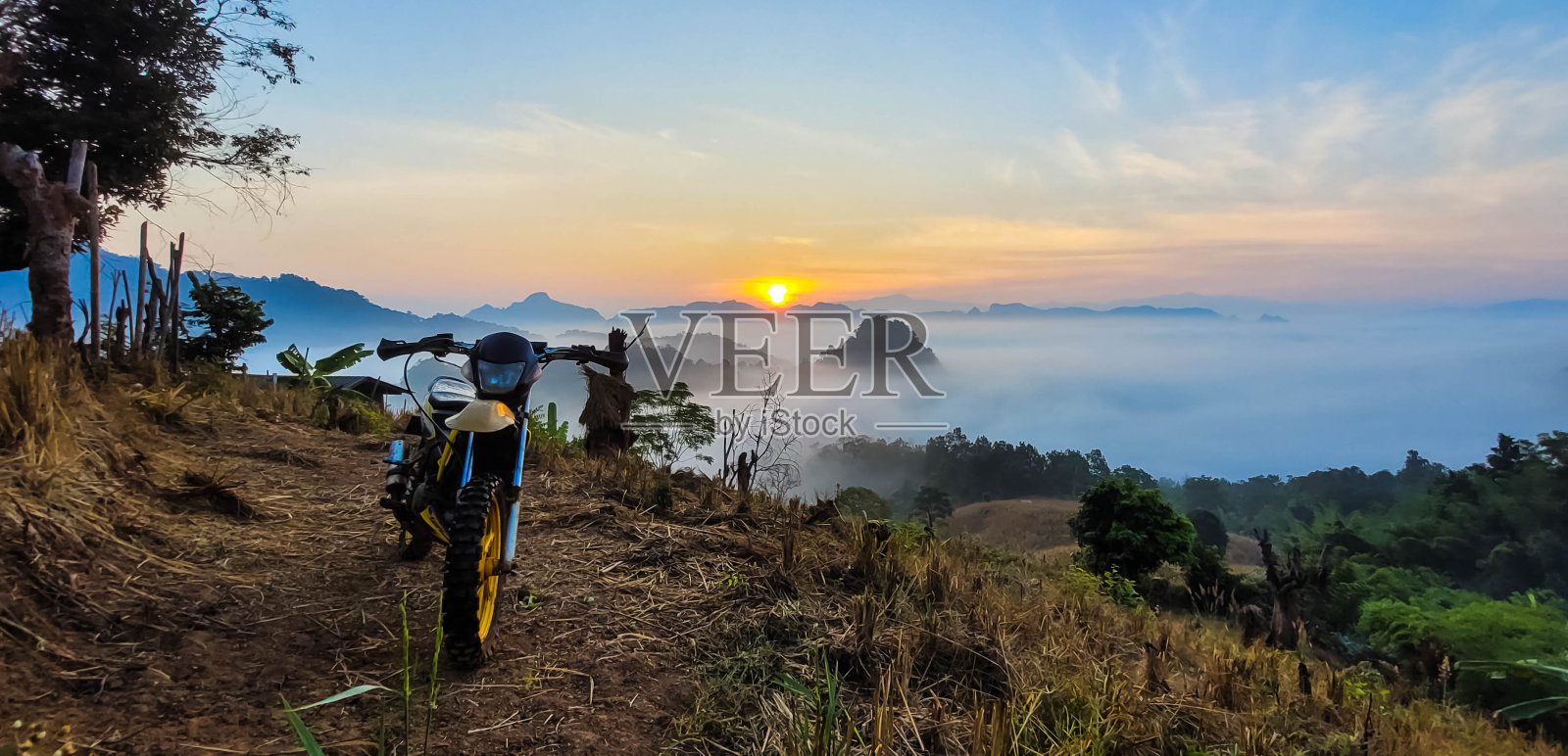 骑摩托车来照片摄影图片