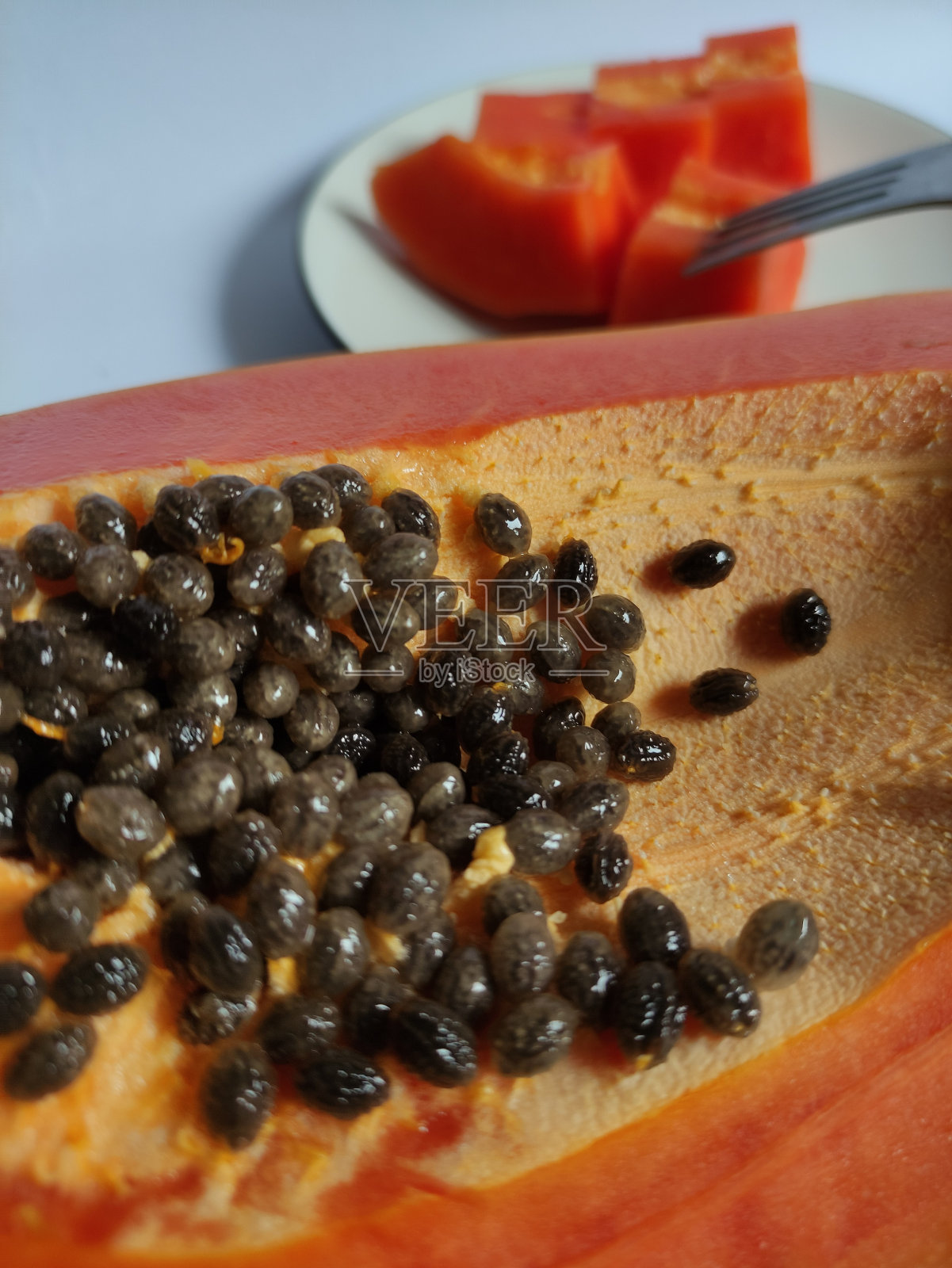 半个木瓜橙色特写,白色背景照片摄影图片