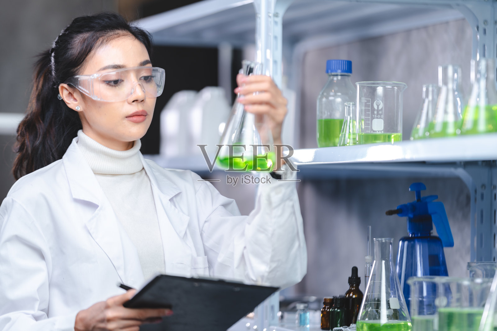 生态护肤美容产品在实验室的开发理念,天然药物研究与有机植物和科学提取在玻璃器皿,替代绿色草药的身体保健照片摄影图片