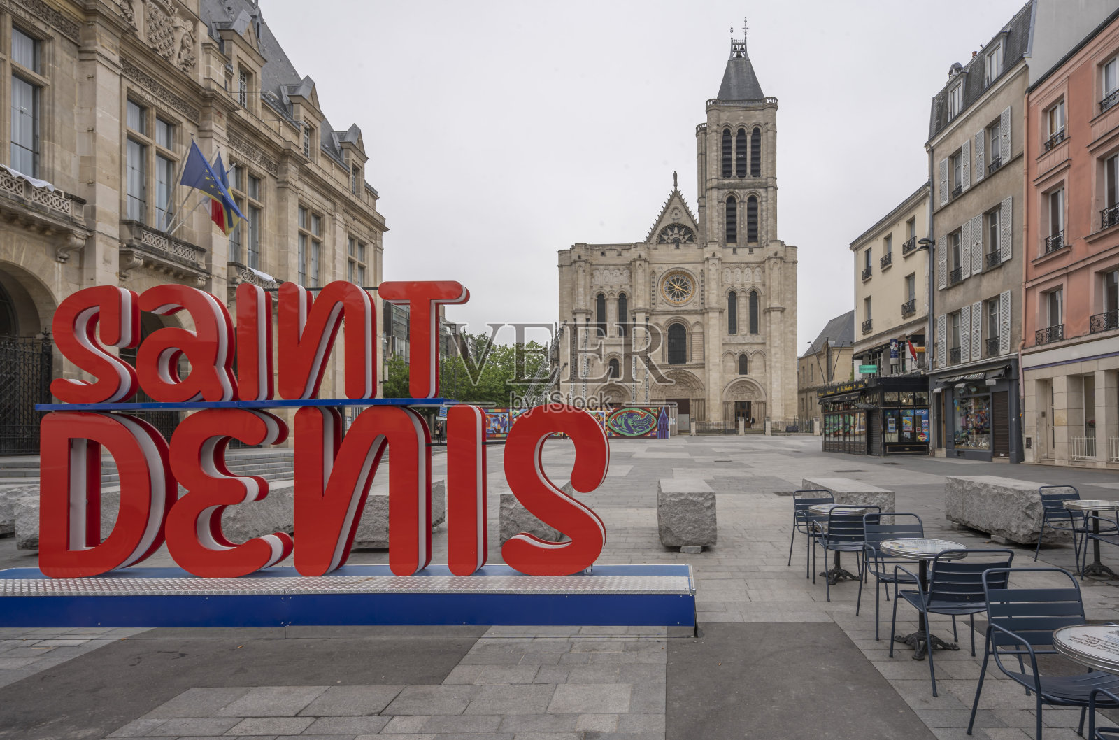 圣德尼,法国- 2023年05月15日:圣德尼大教堂的正面照片摄影图片