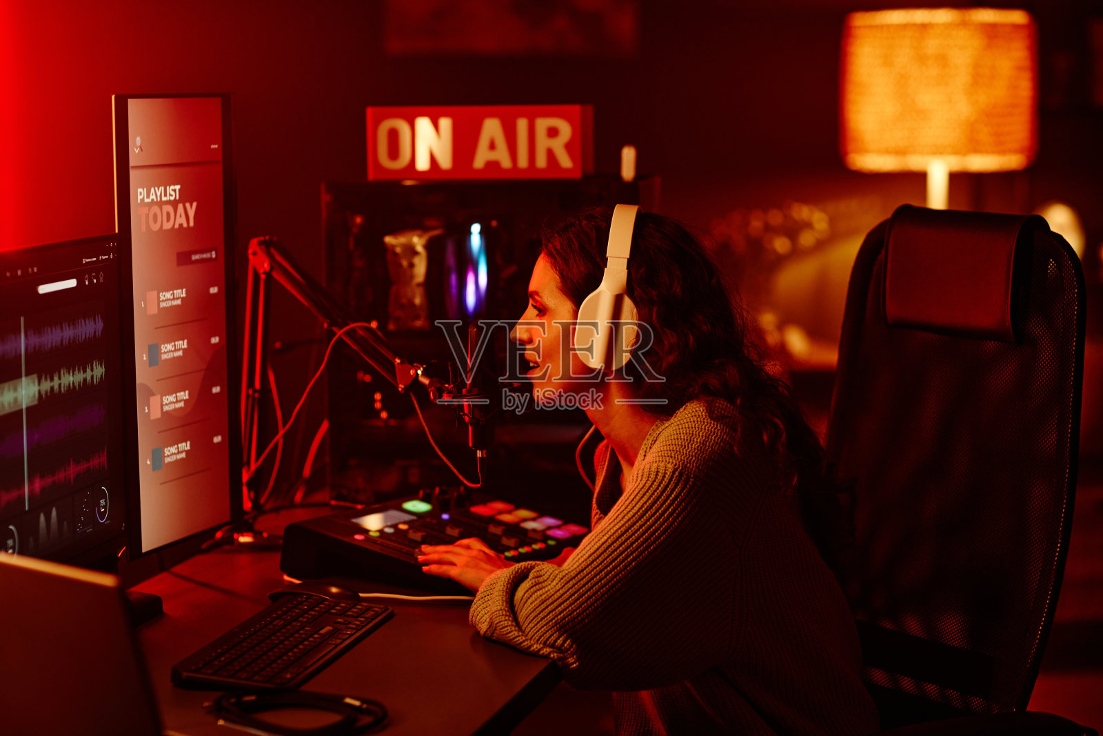 夜晚录制播客的女人照片摄影图片