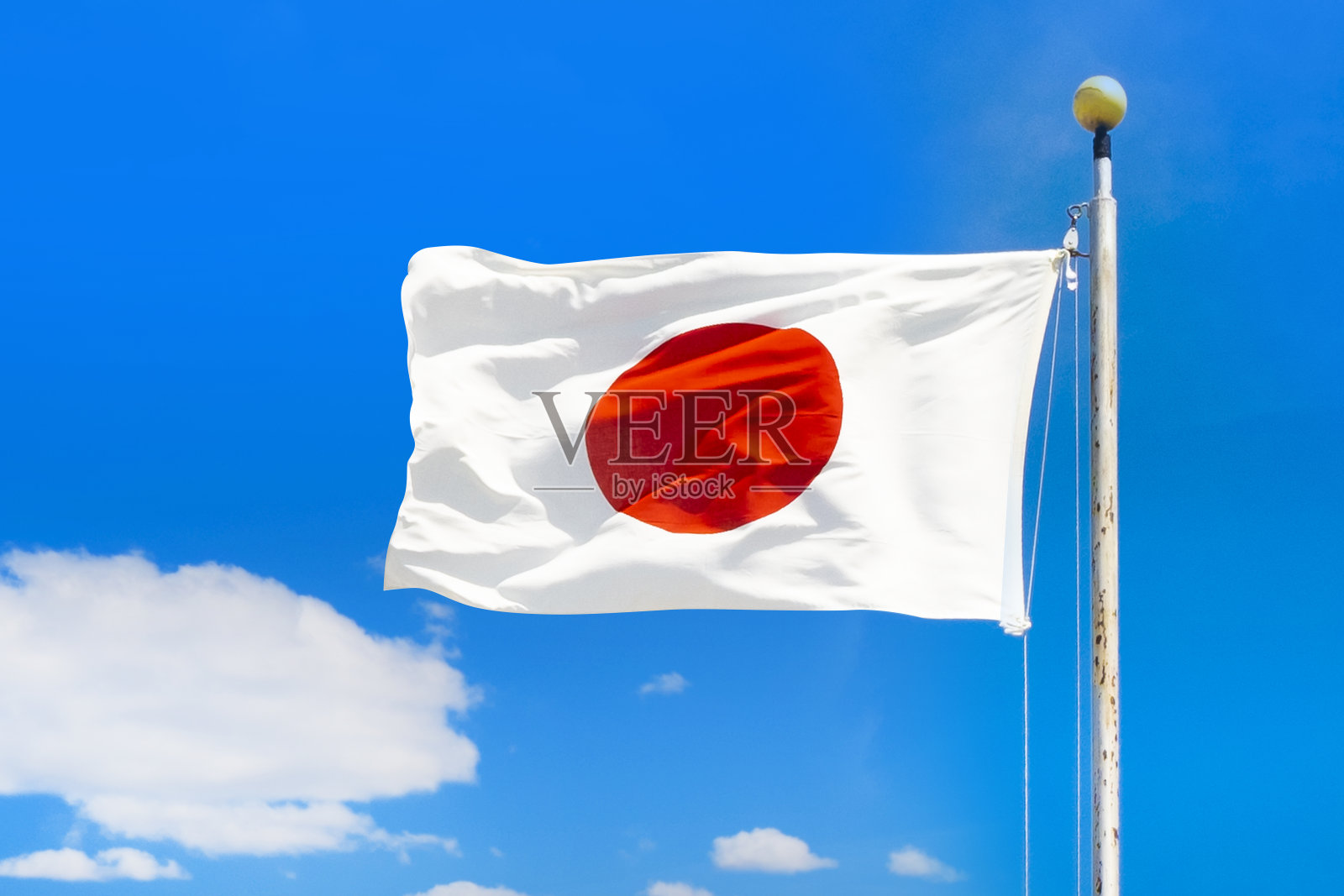 日本国旗和蓝天。照片摄影图片