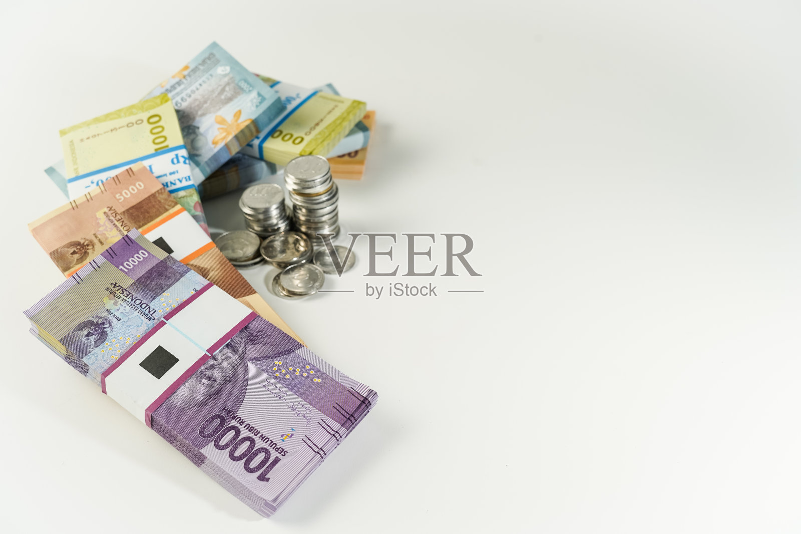 印度尼西亚雅加达,2023年4月15日,各种各样的钞票,以及以印尼盾计价的印尼盾硬币,数千天卡照片摄影图片