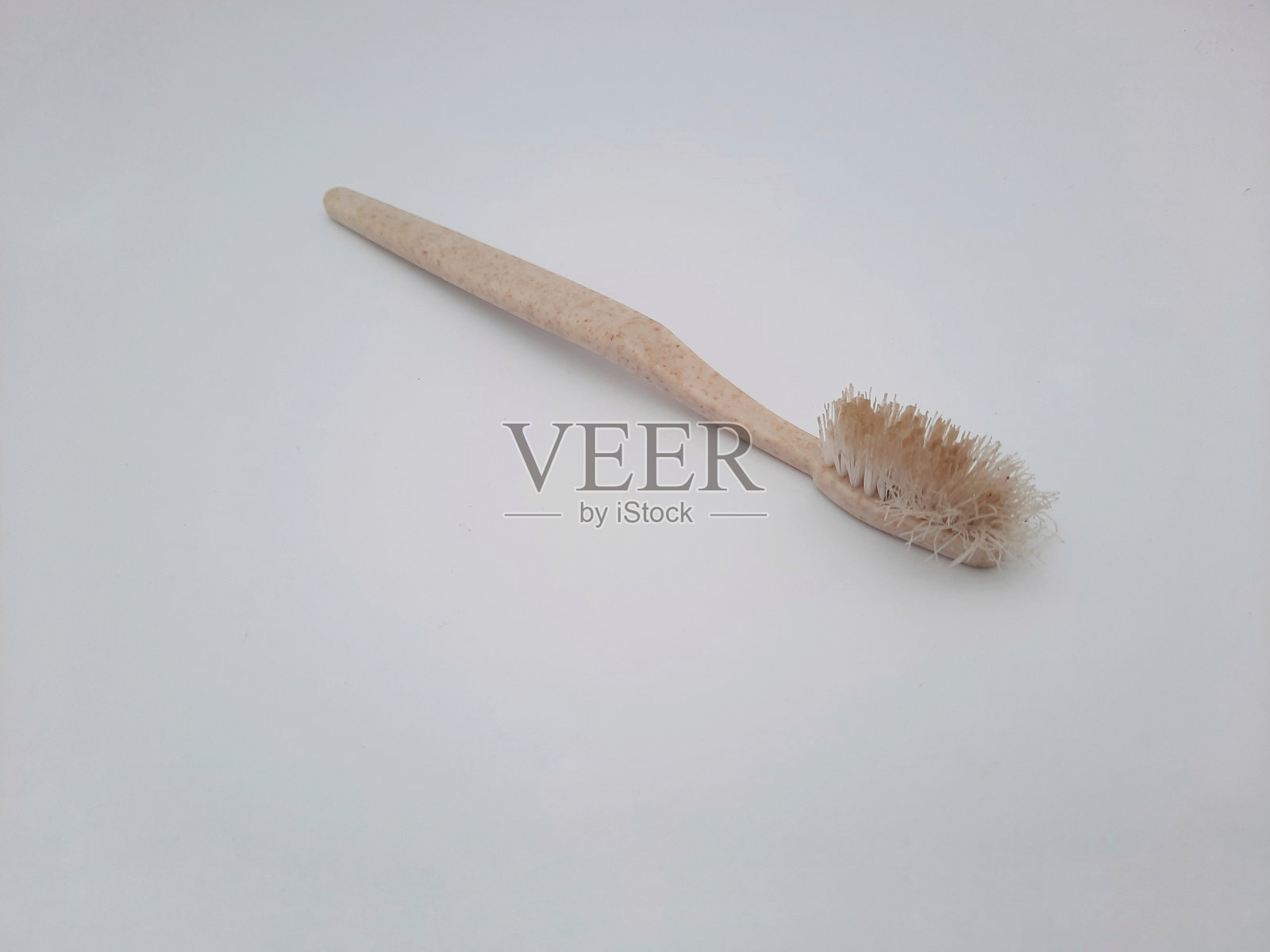 用过的牙刷被隔离在白色背景上照片摄影图片