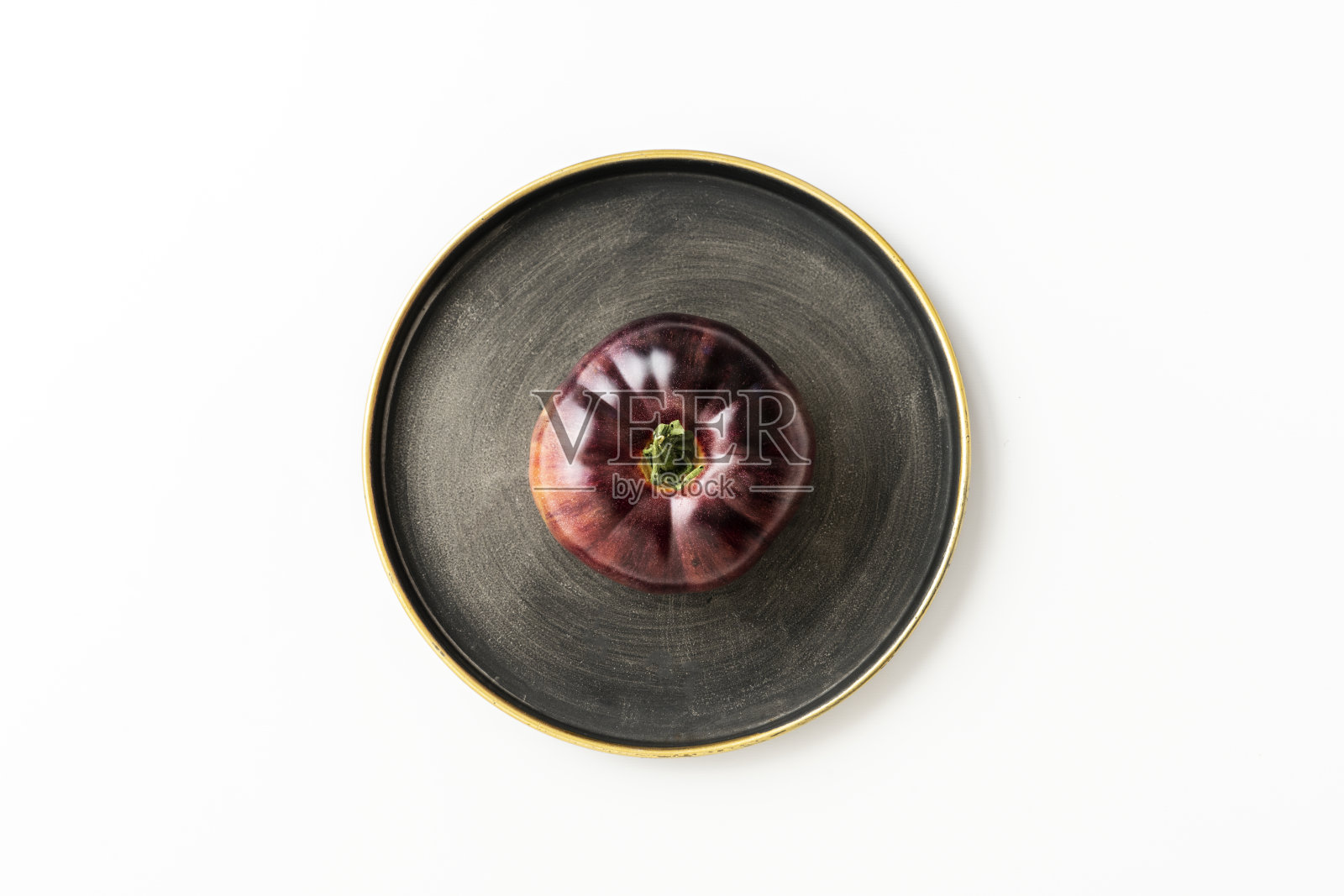 圆形金属盘子上的番茄俯视图照片摄影图片