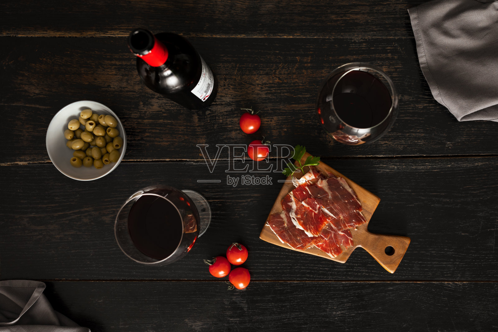 桌上摆着开胃菜照片摄影图片