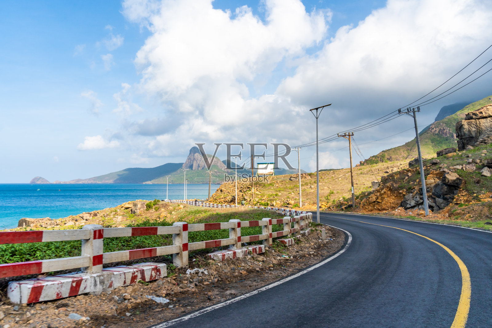 越南昆岛日惹海滩的沿海公路景观照片摄影图片
