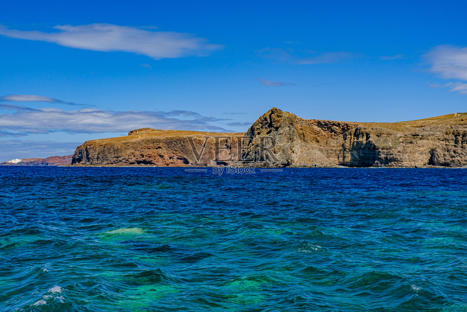 西班牙大加那利岛拉斯尼夫斯港的天然水池Las Salinas de Agaete。照片摄影图片