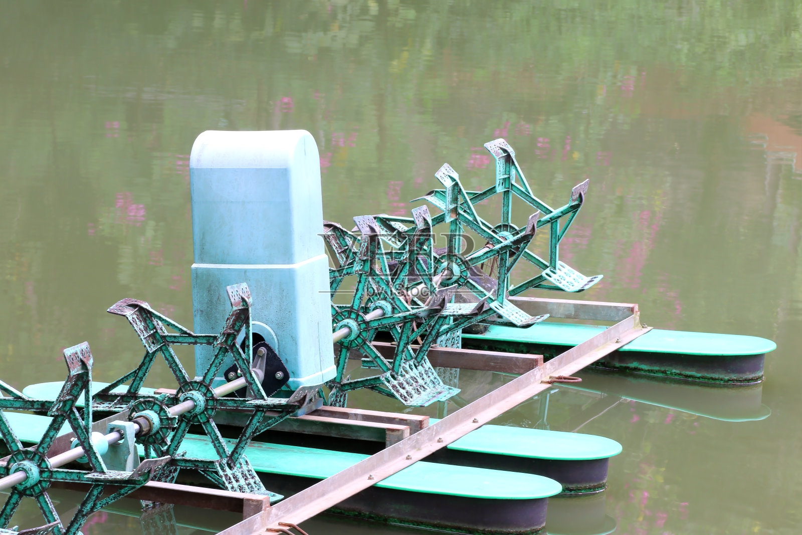 在蓄水池中安装涡轮打包机,向水中添加氧气照片摄影图片