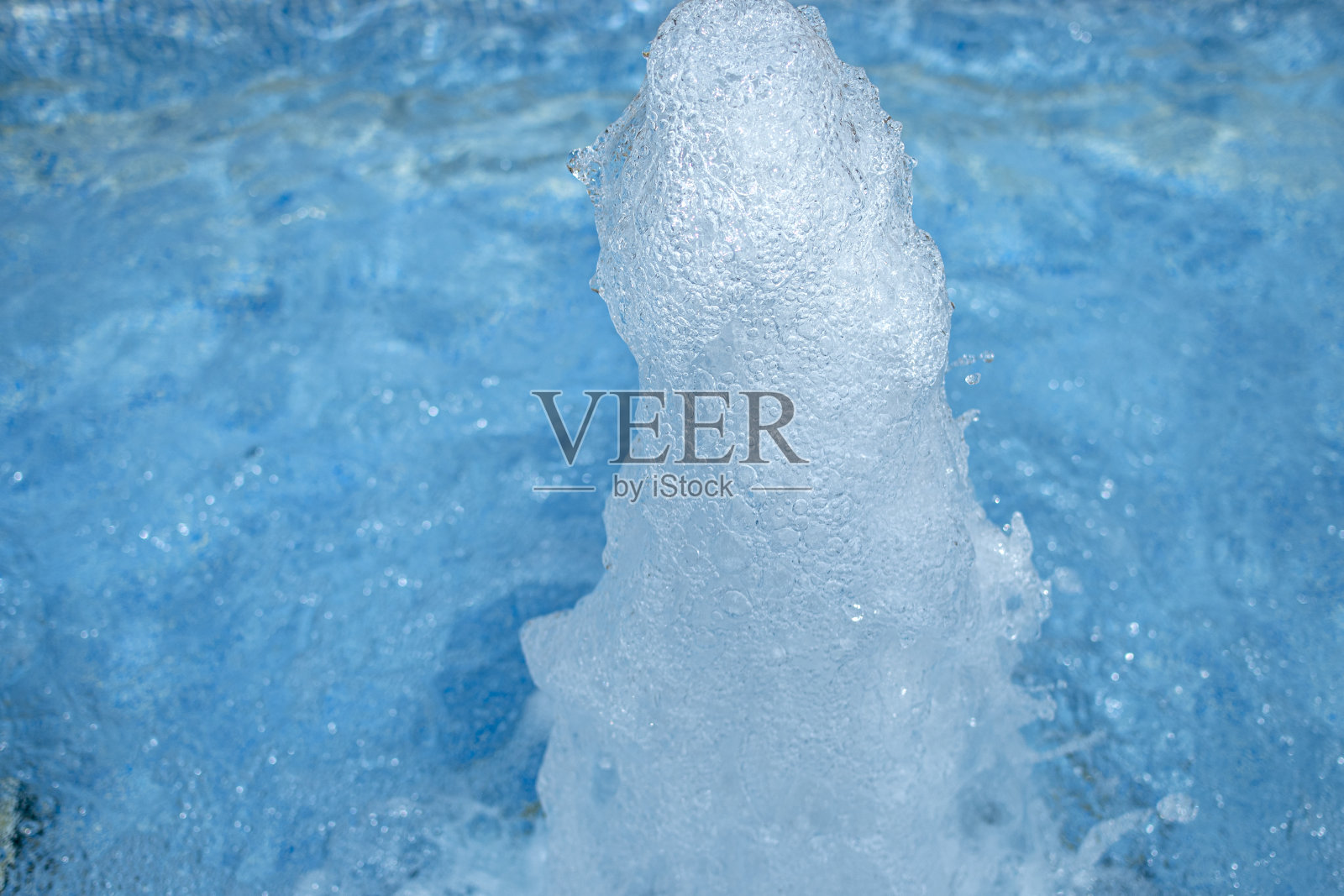 热水浴缸里的泡沫照片摄影图片