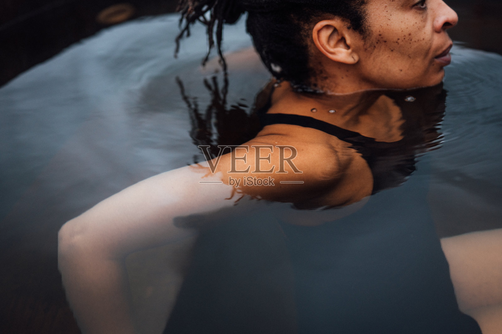 在热水浴缸里放松的女人照片摄影图片