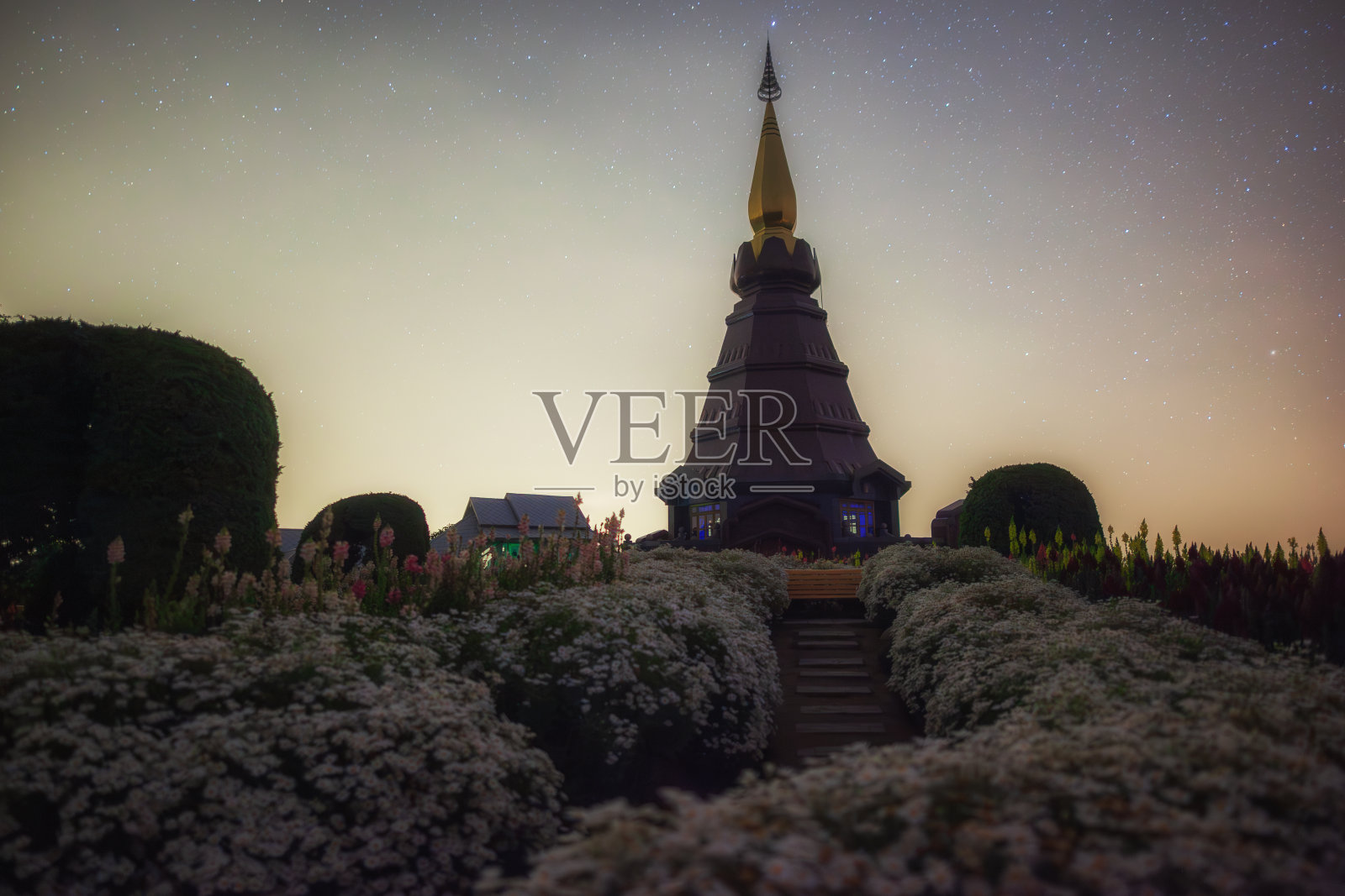 泰国清迈Doi Inthanon的Mahathat Napamonon和Phra Mahathat Napapamsir上方的银河照片摄影图片