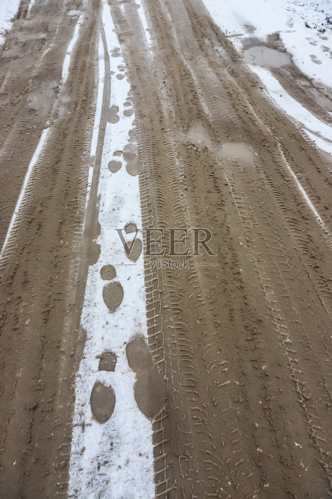 汽车在下雪的路上行驶。路滑,危险,有打滑的危险。冬季轮胎印的痕迹照片摄影图片