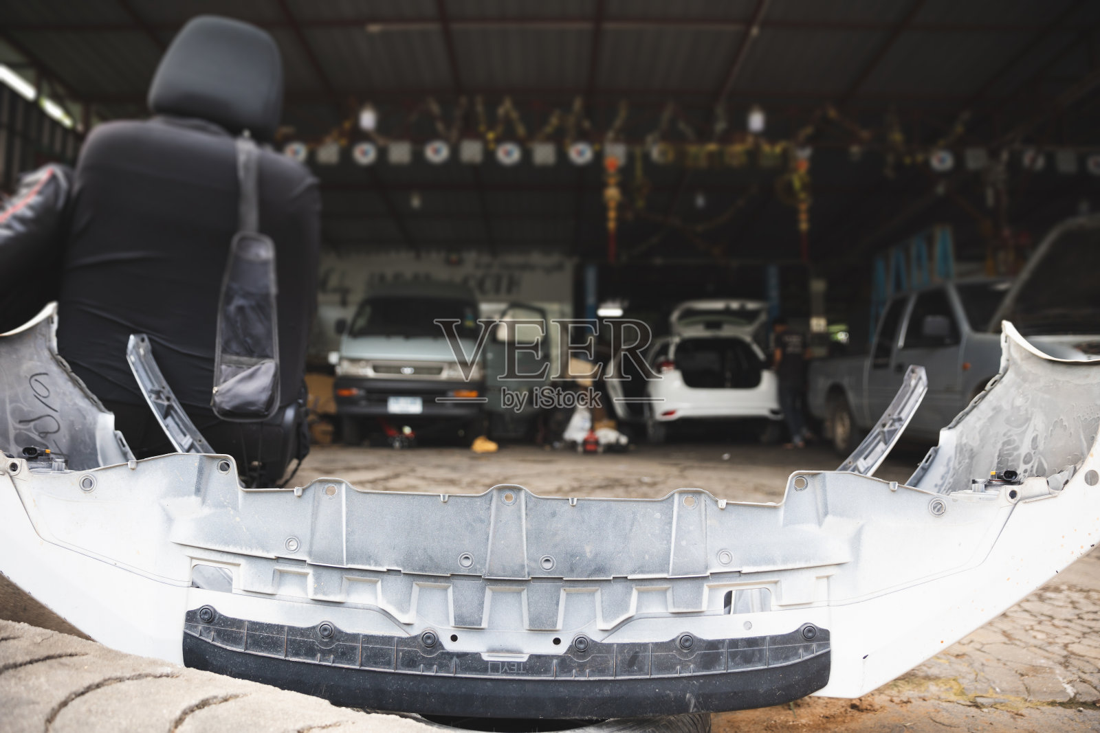 汽车修理工的手在汽车维修服务。照片摄影图片