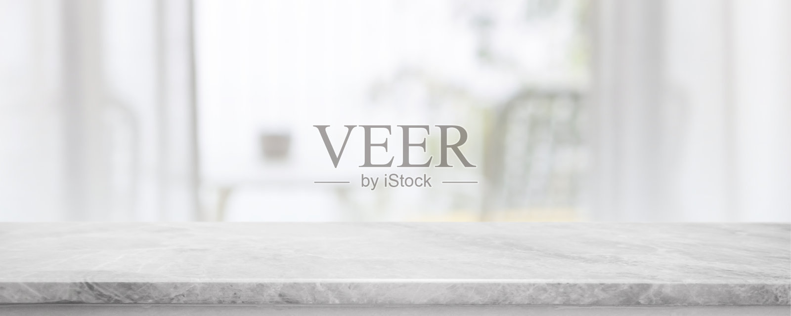 空的白色大理石台面和模糊的客厅在家里室内以窗帘为背景。-可以用来展示或蒙太奇你的产品。照片摄影图片