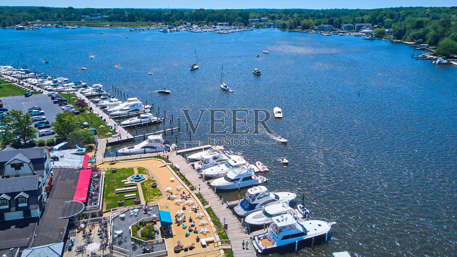 湖边小镇的航拍图,码头上停满了船照片摄影图片