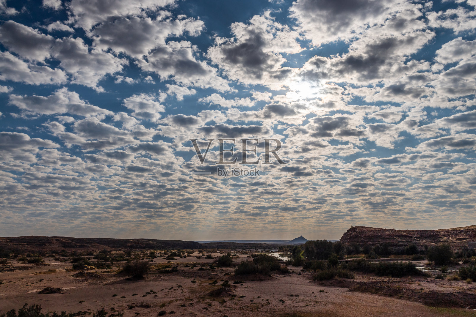 云彩映在鱼河上照片摄影图片