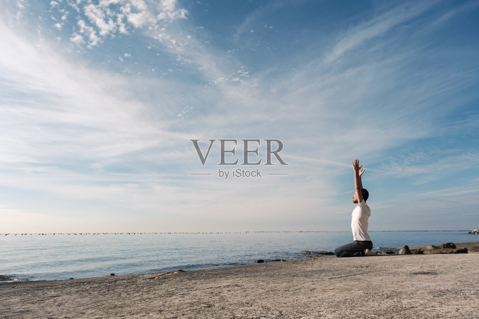 有魅力的年轻人在海边练习瑜伽冥想和呼吸照片摄影图片