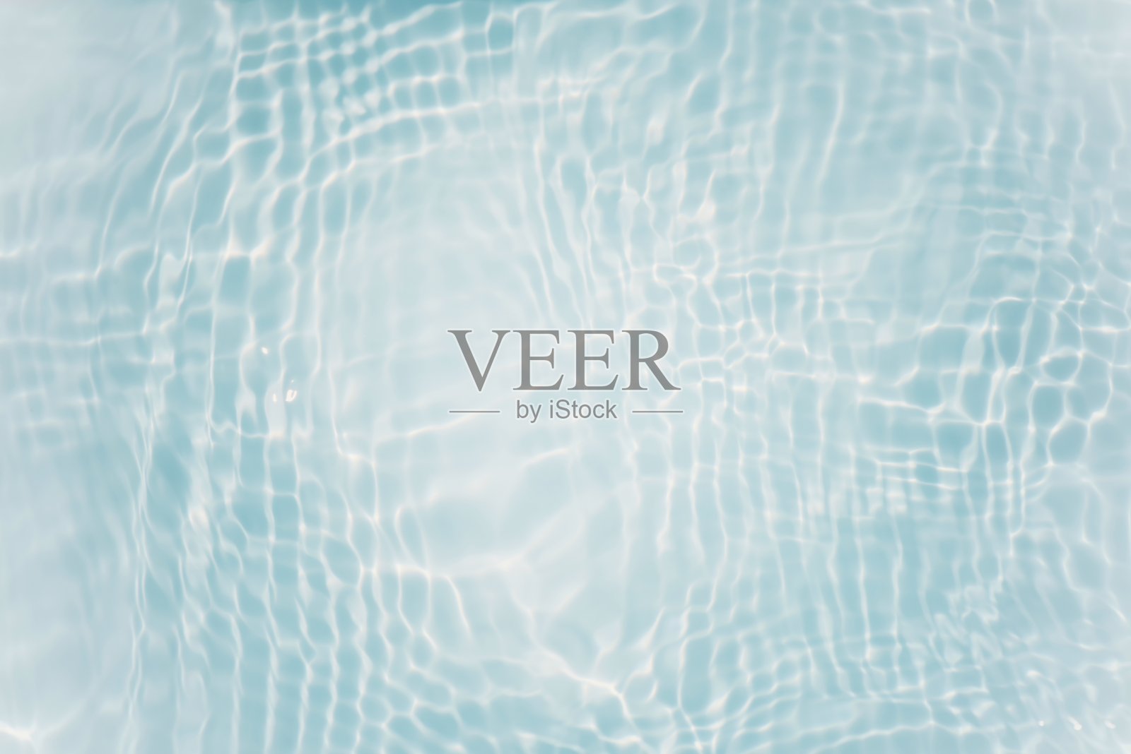 蓝蓝的水面上泛起涟漪。散焦模糊透明蓝色透明平静水面纹理与飞溅和气泡。水波与闪亮的图案纹理背景。照片摄影图片