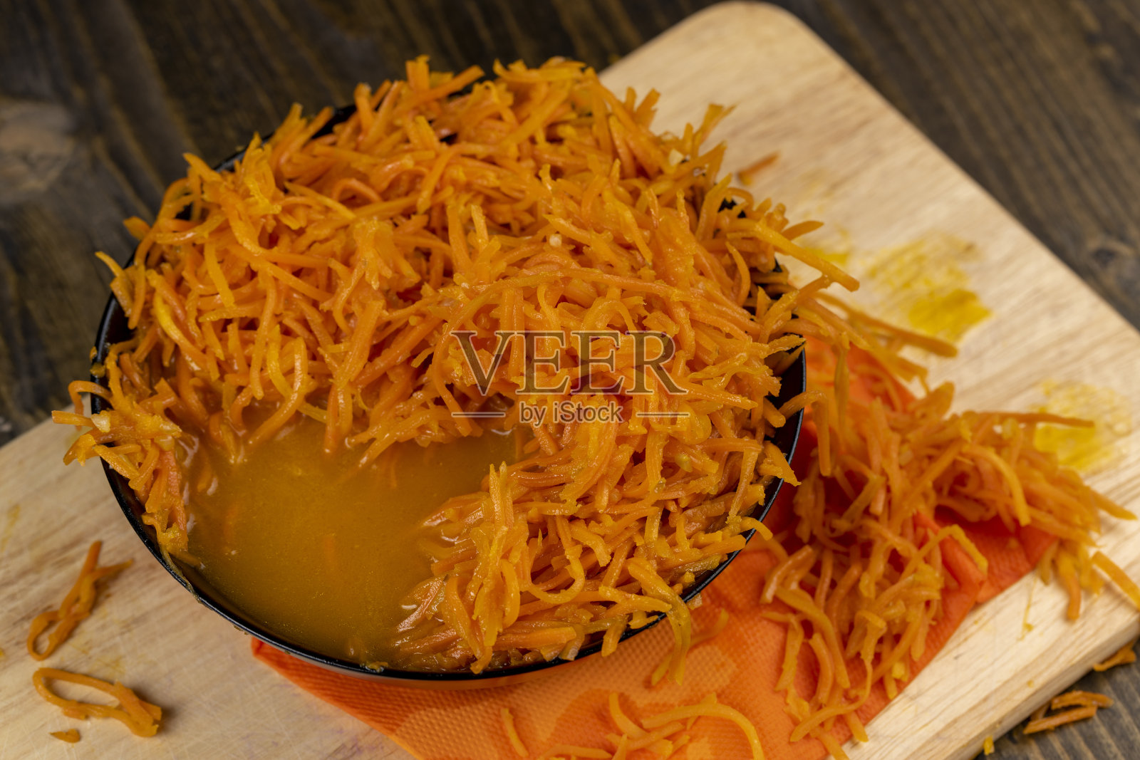 用热香料腌制的橙色胡萝卜照片摄影图片