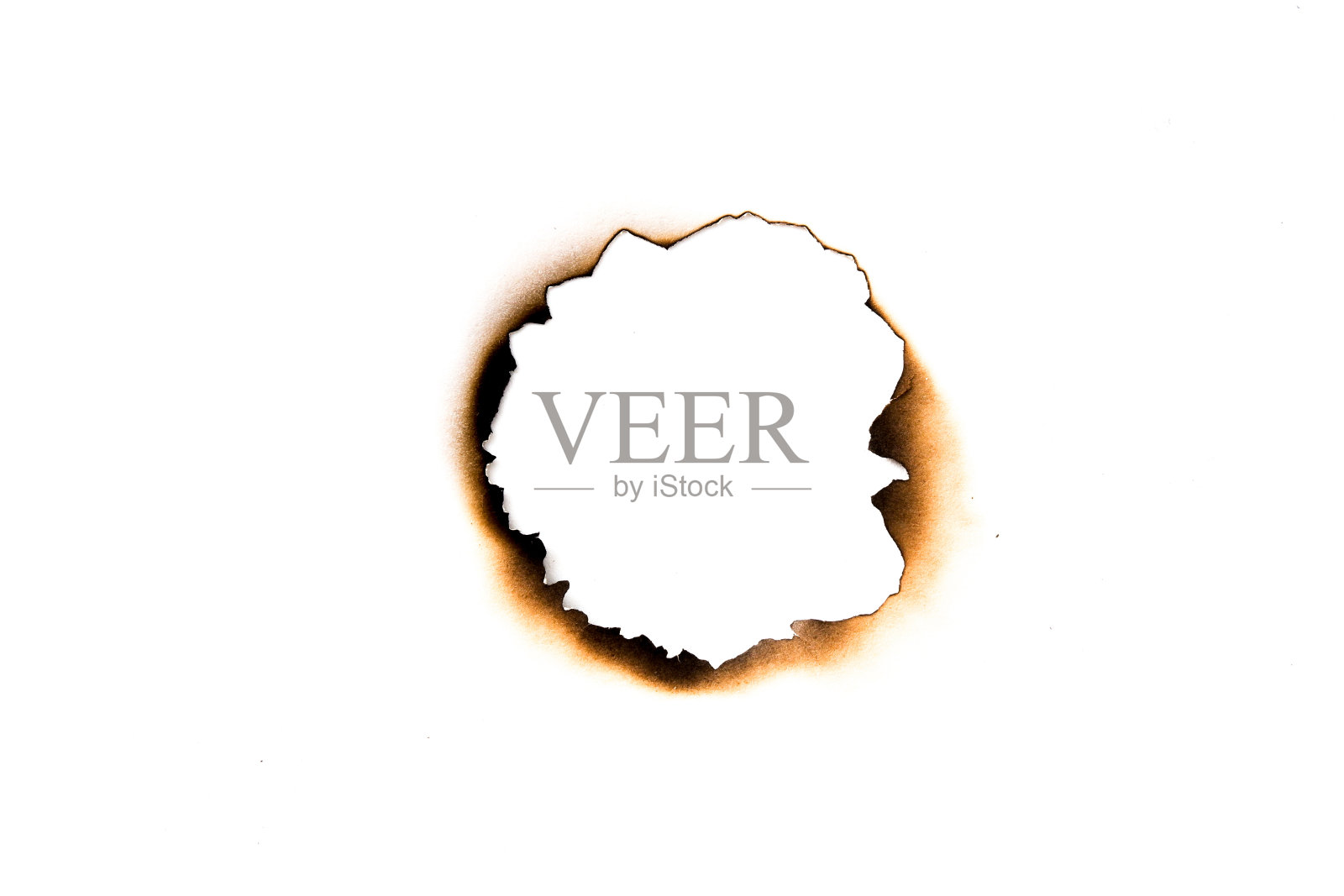 一张纸上被烧过的洞孤立在白色的背景上照片摄影图片