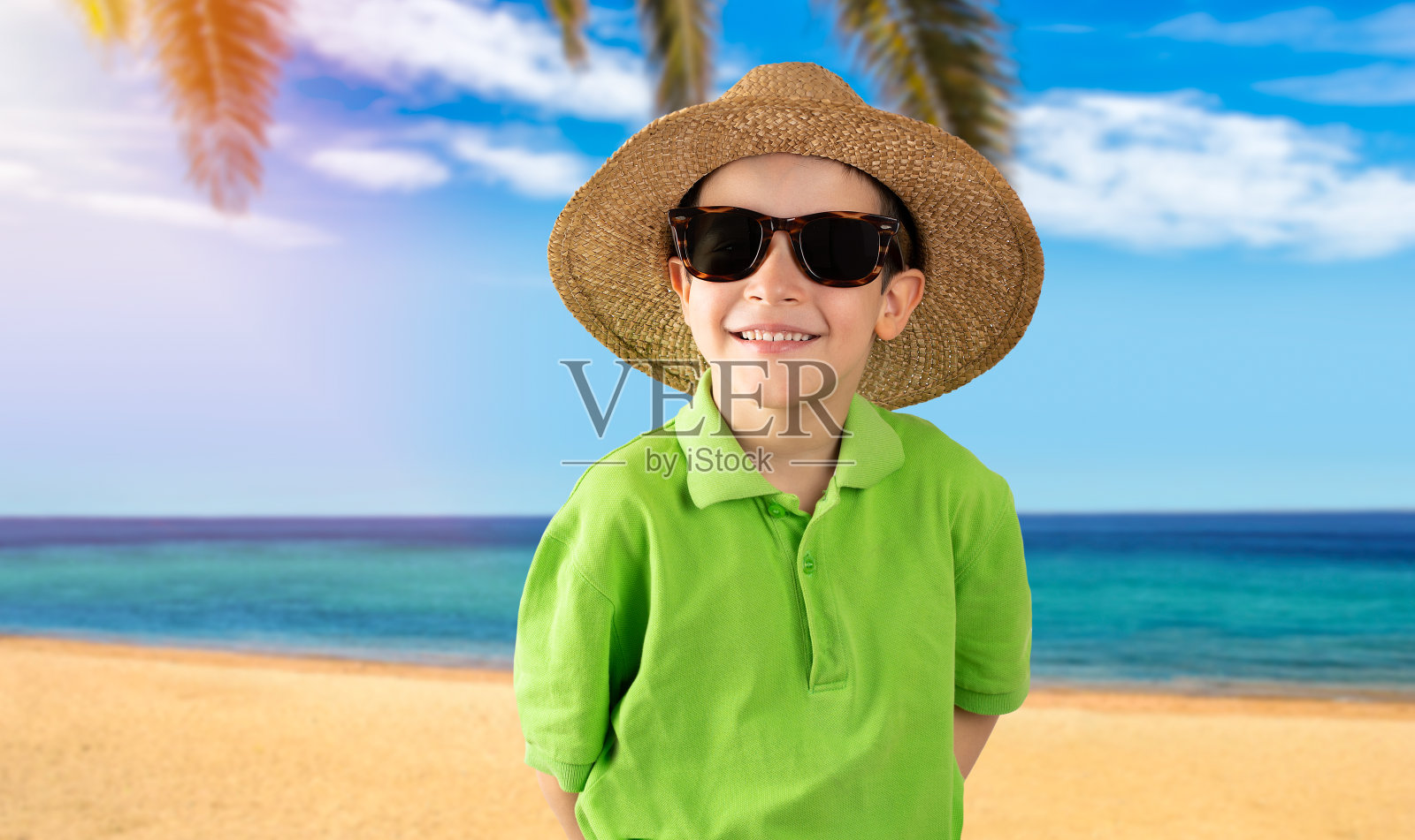 在海滩度假的孩子照片摄影图片