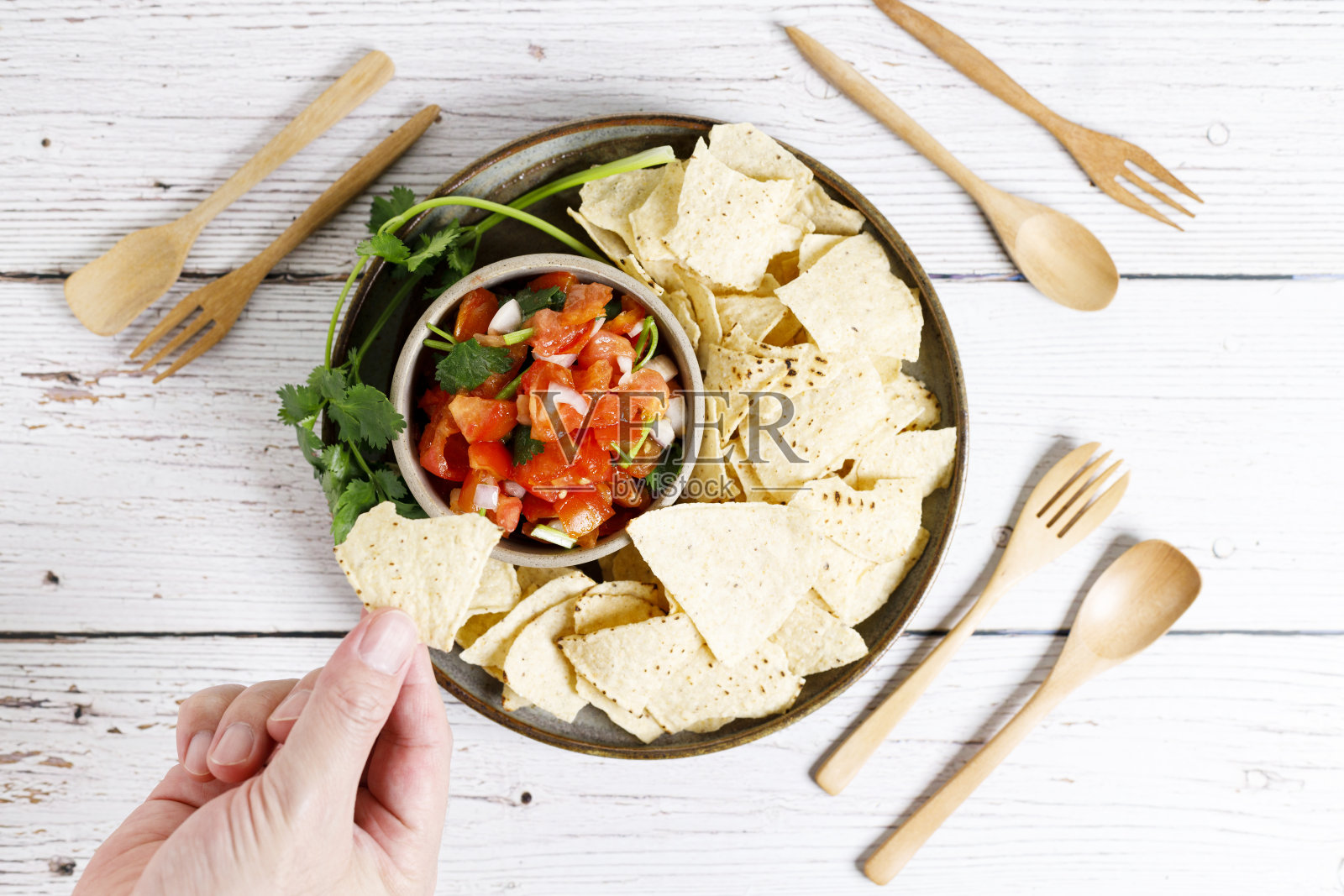 番茄沙司配玉米片。照片摄影图片