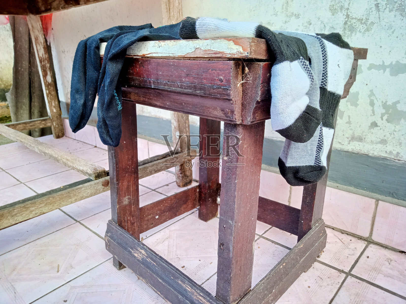 两双袜子在太阳下晒干的照片照片摄影图片