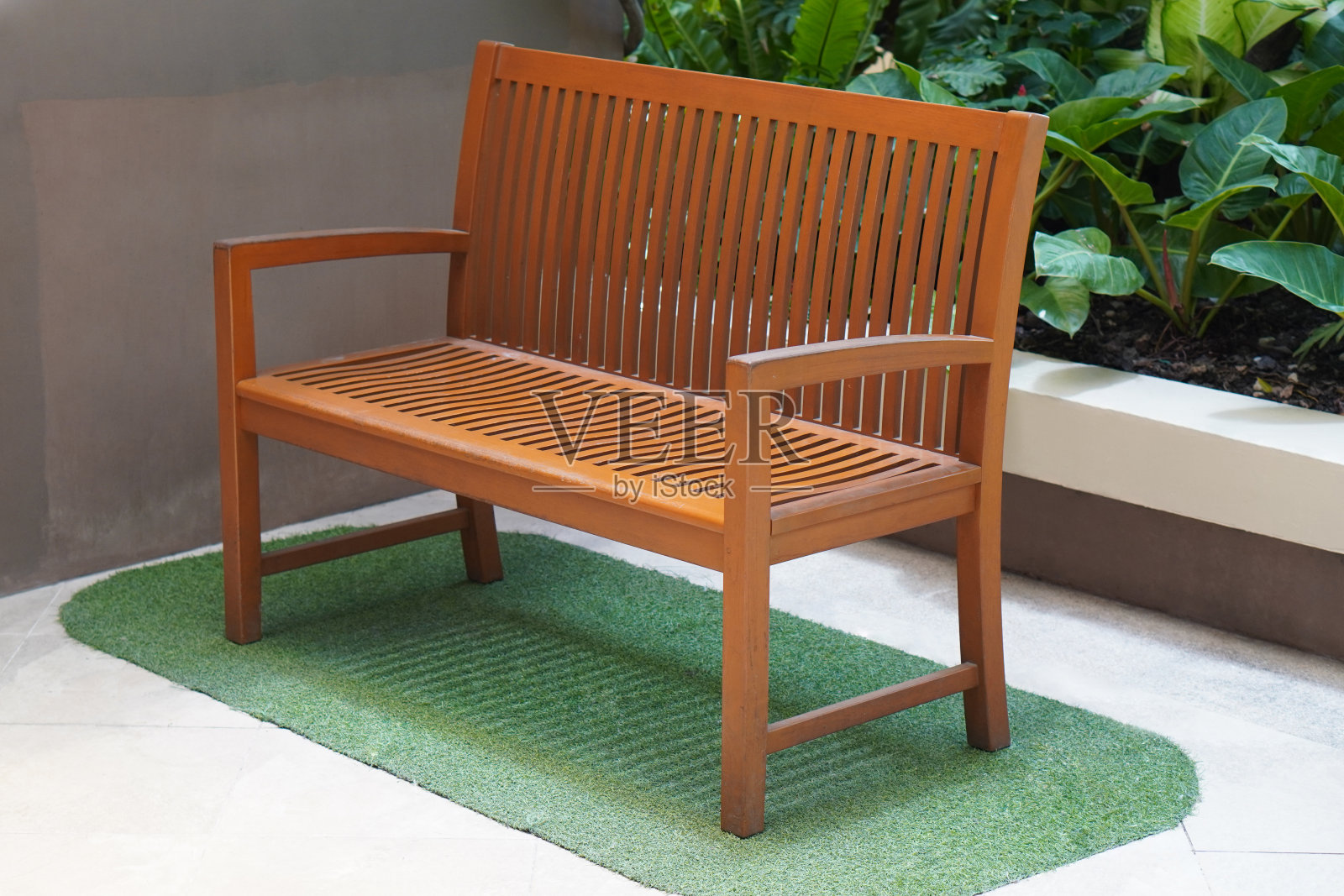 褐色木凳靠背在水泥地上的绿草上,自然背景,物体,配件,家具,装饰,舒适,复制空间照片摄影图片