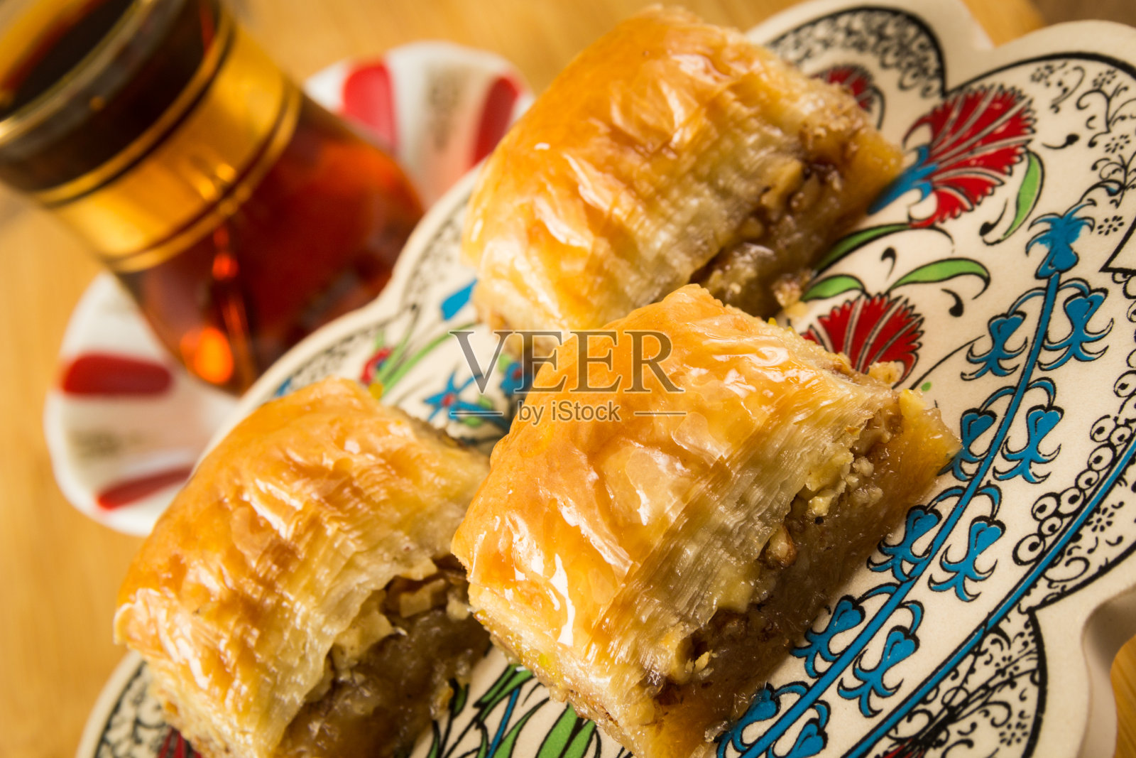 传统美味的土耳其甜点;开心果果仁饼和果子露配咖啡或茶照片摄影图片