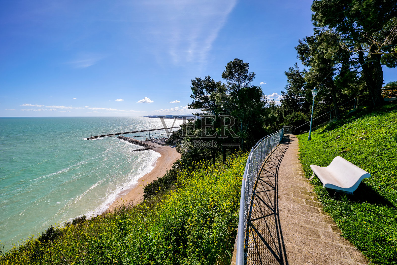 意大利亚得里亚海沿岸马尔凯地区里维埃拉德尔科内罗的海岸线照片摄影图片