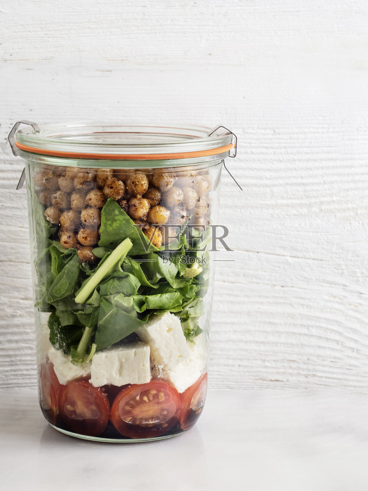 沙拉,沙拉在玻璃罐,沙拉与鹰嘴豆,健康的梅森罐沙拉与鹰嘴豆和蔬菜照片摄影图片