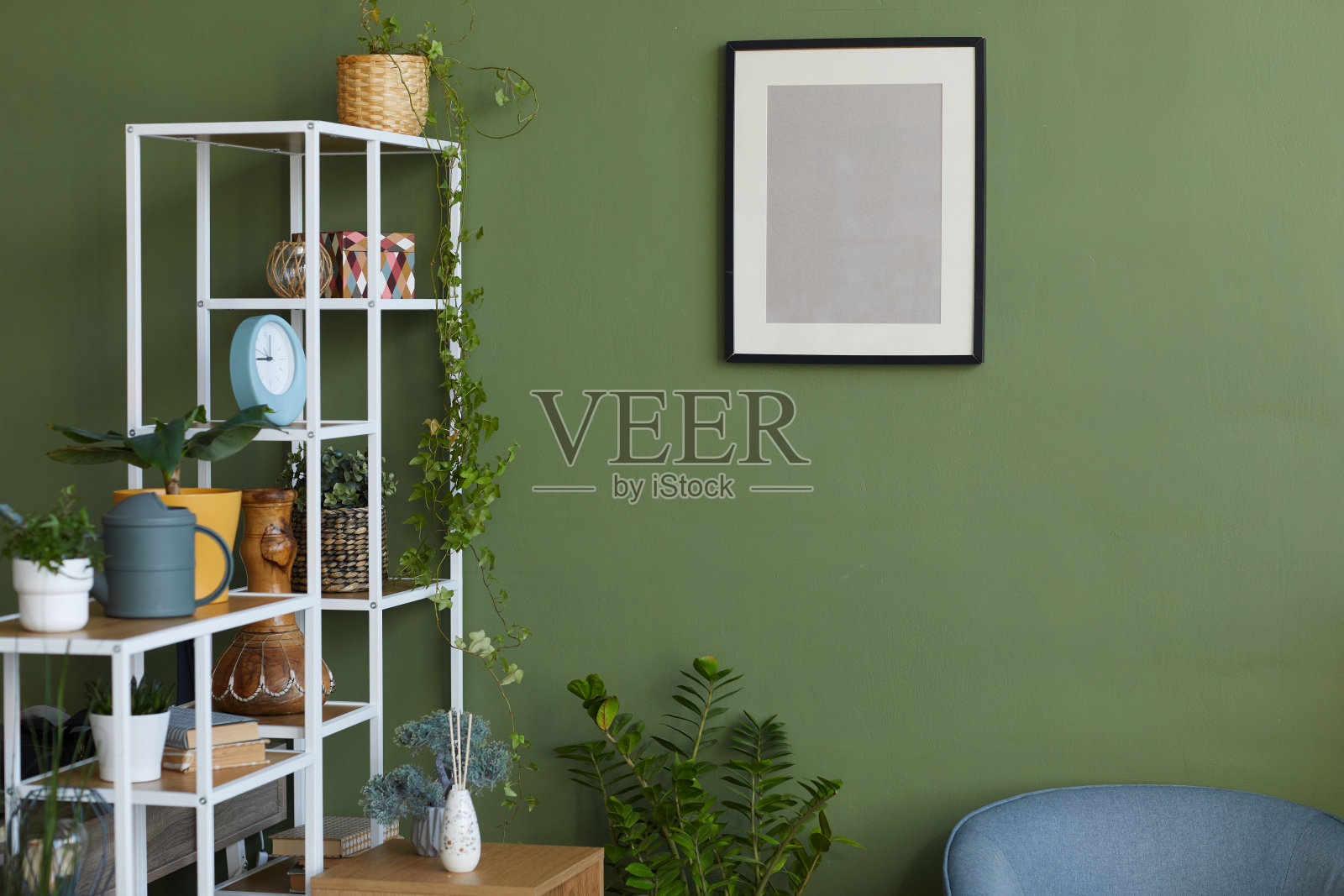 有油漆和现代书架的家庭房间照片摄影图片