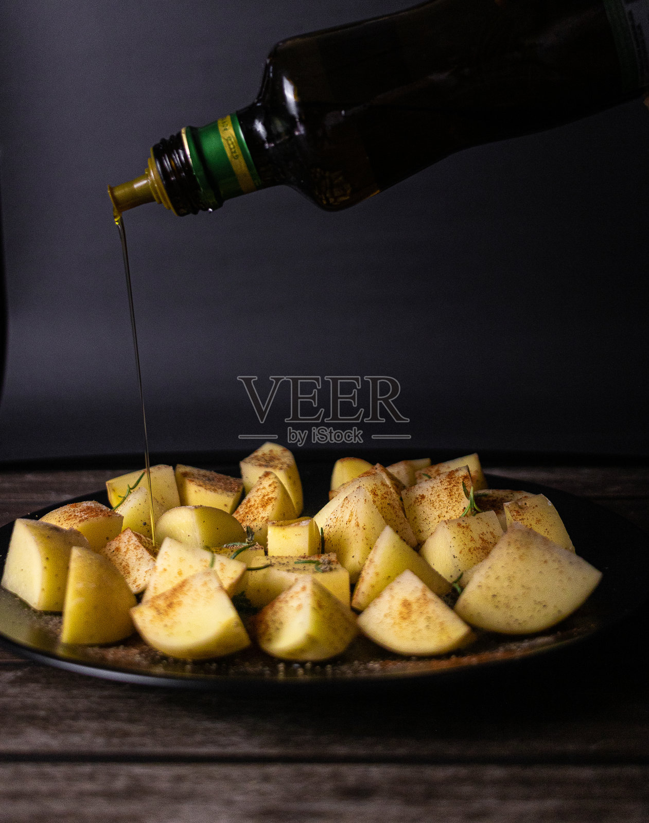 晚餐吃土豆照片摄影图片