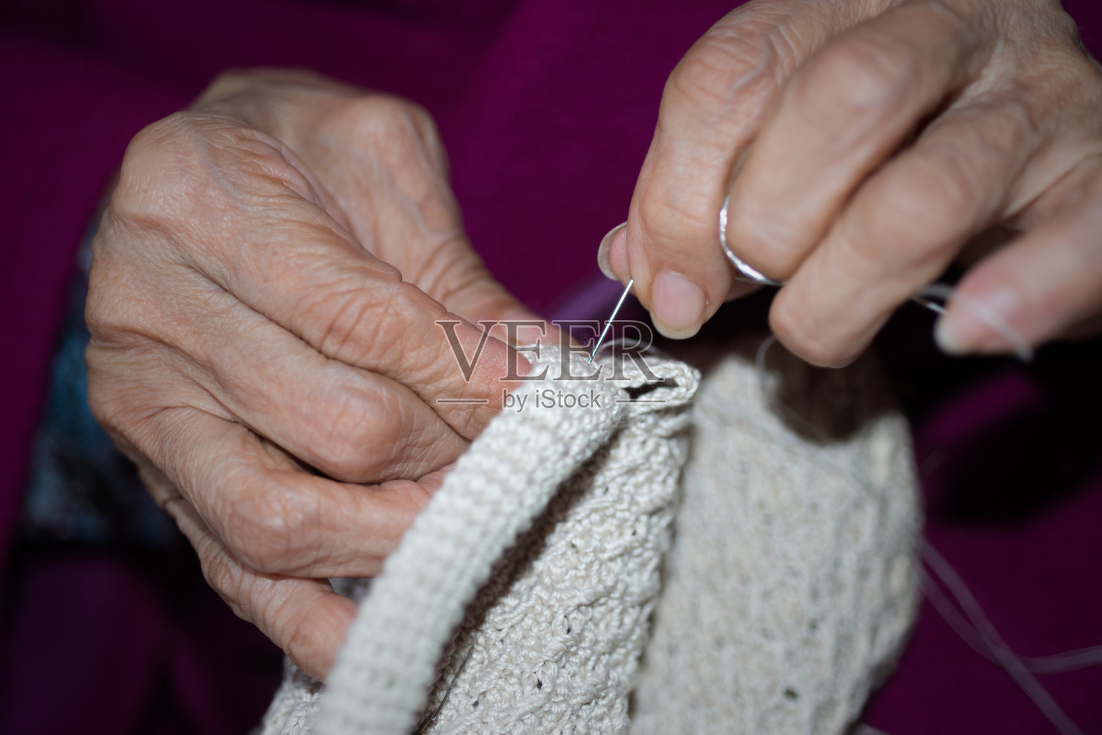 健康工作:老年人就业的治愈力量照片摄影图片