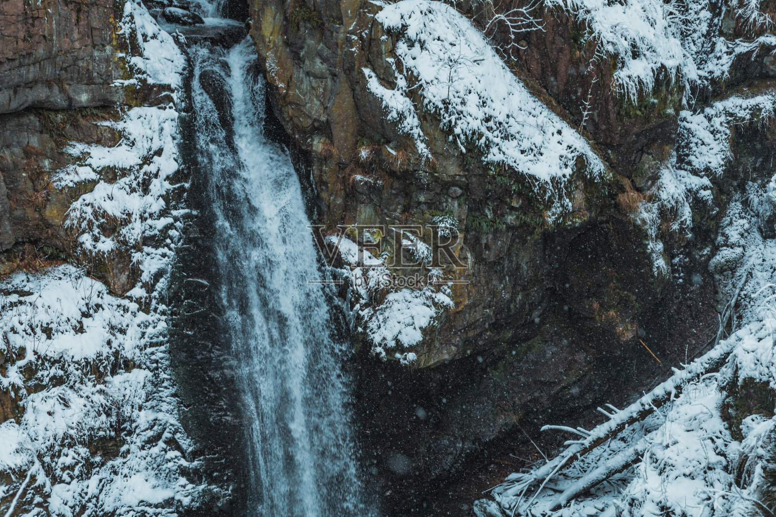 冬天雪山上的瀑布照片摄影图片