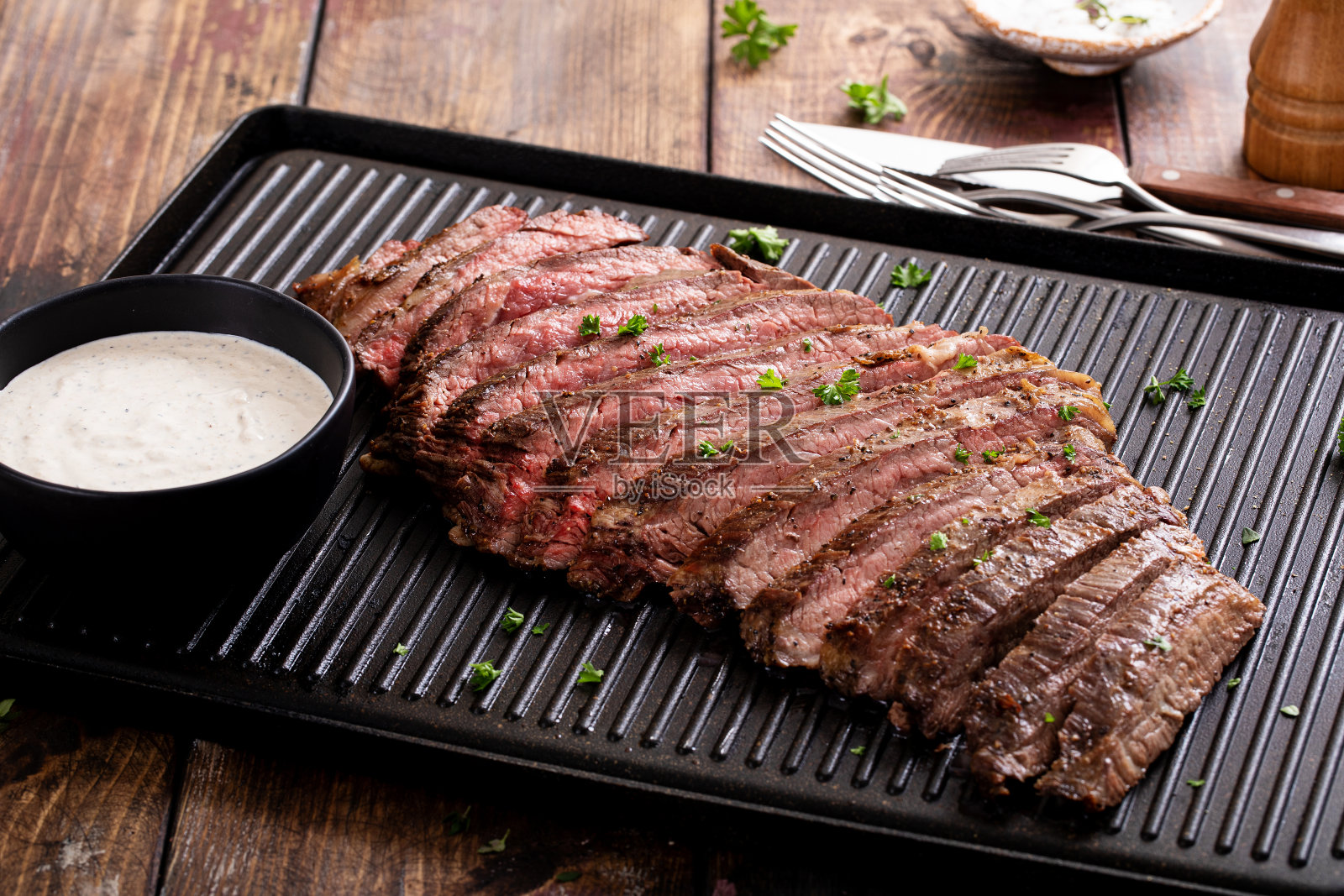 用辣根酱煎牛排照片摄影图片