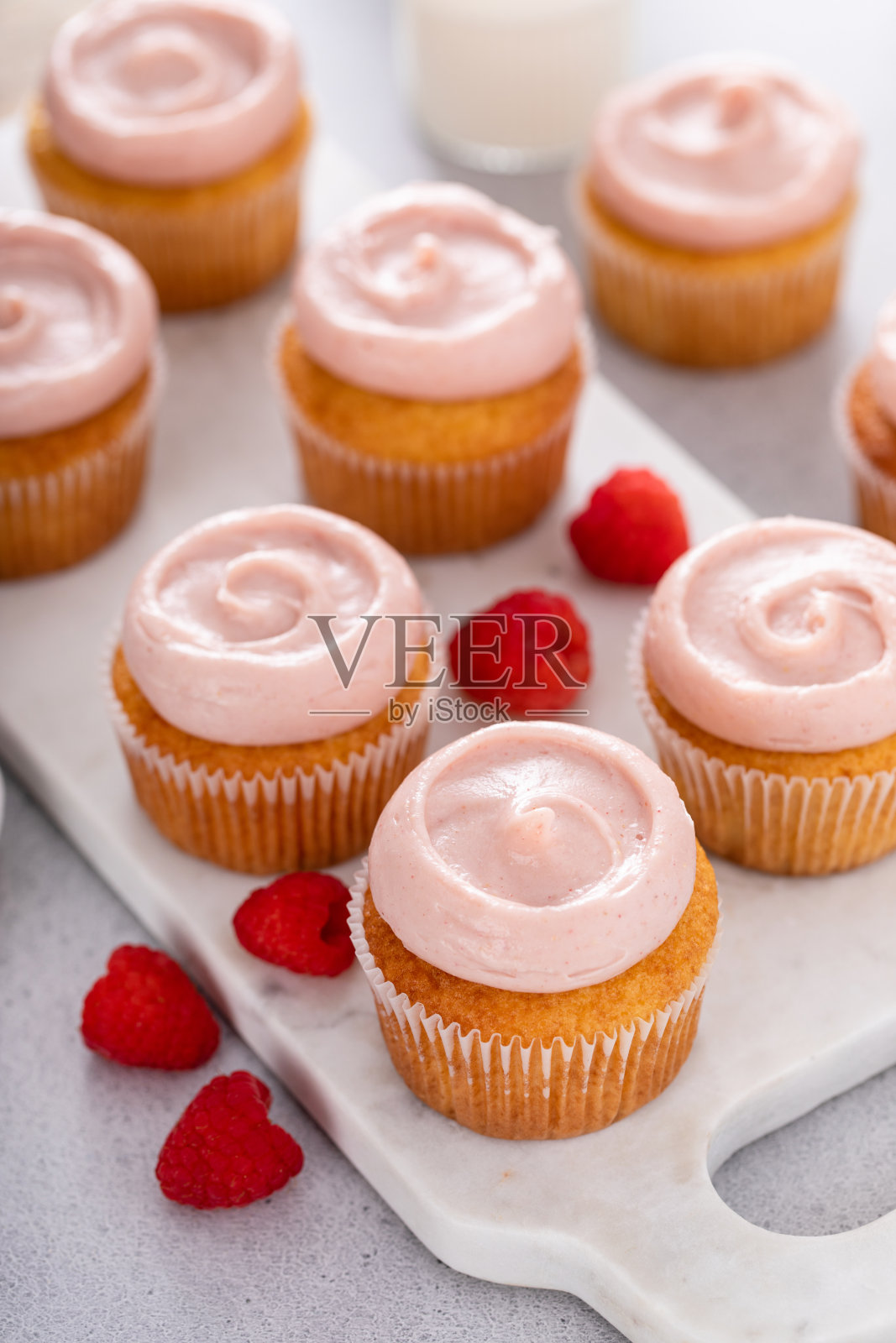 覆盆子蛋糕加上糖霜照片摄影图片