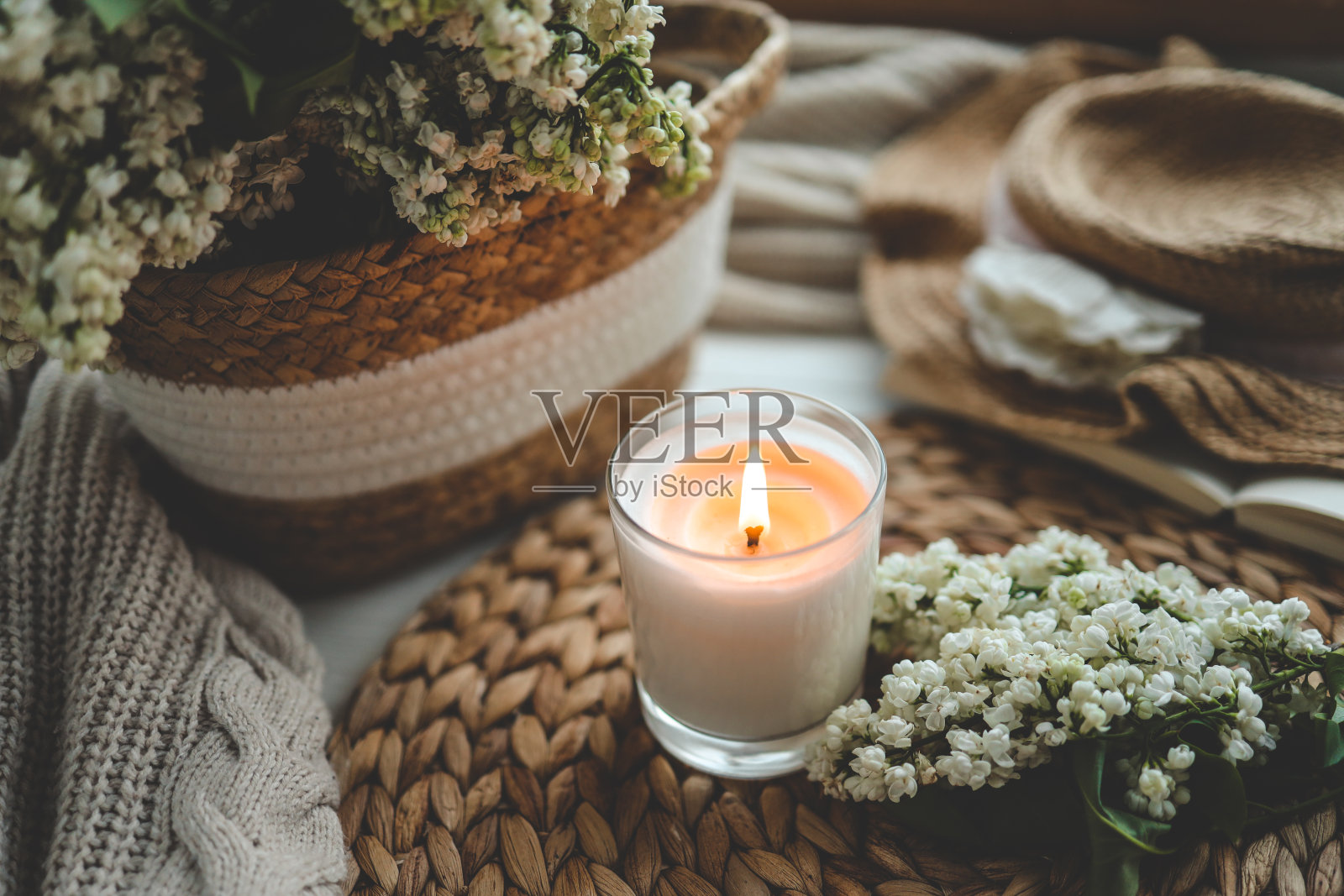 燃烧的蜡烛在春天的室内照片摄影图片