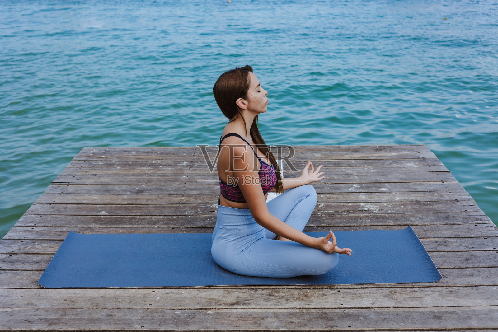 西班牙妇女在墨西哥海边的码头或码头上冥想拉丁美洲,积极的人照片摄影图片