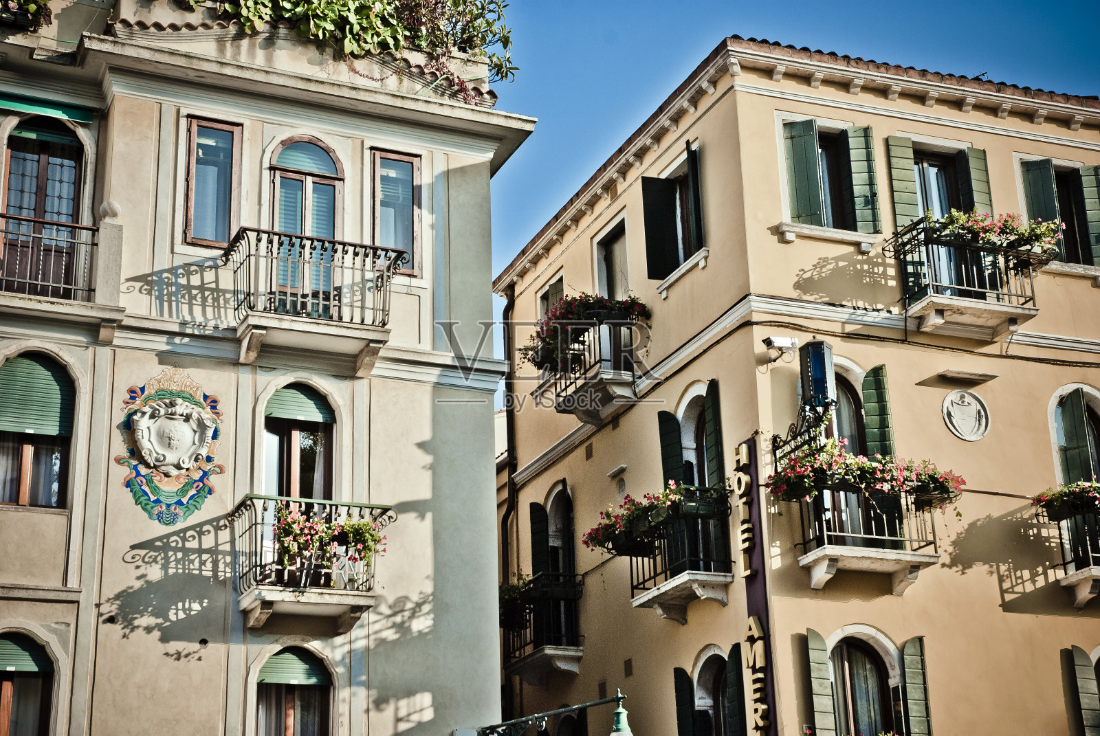 典型的威尼斯式窗户、百叶窗和阳台照片摄影图片