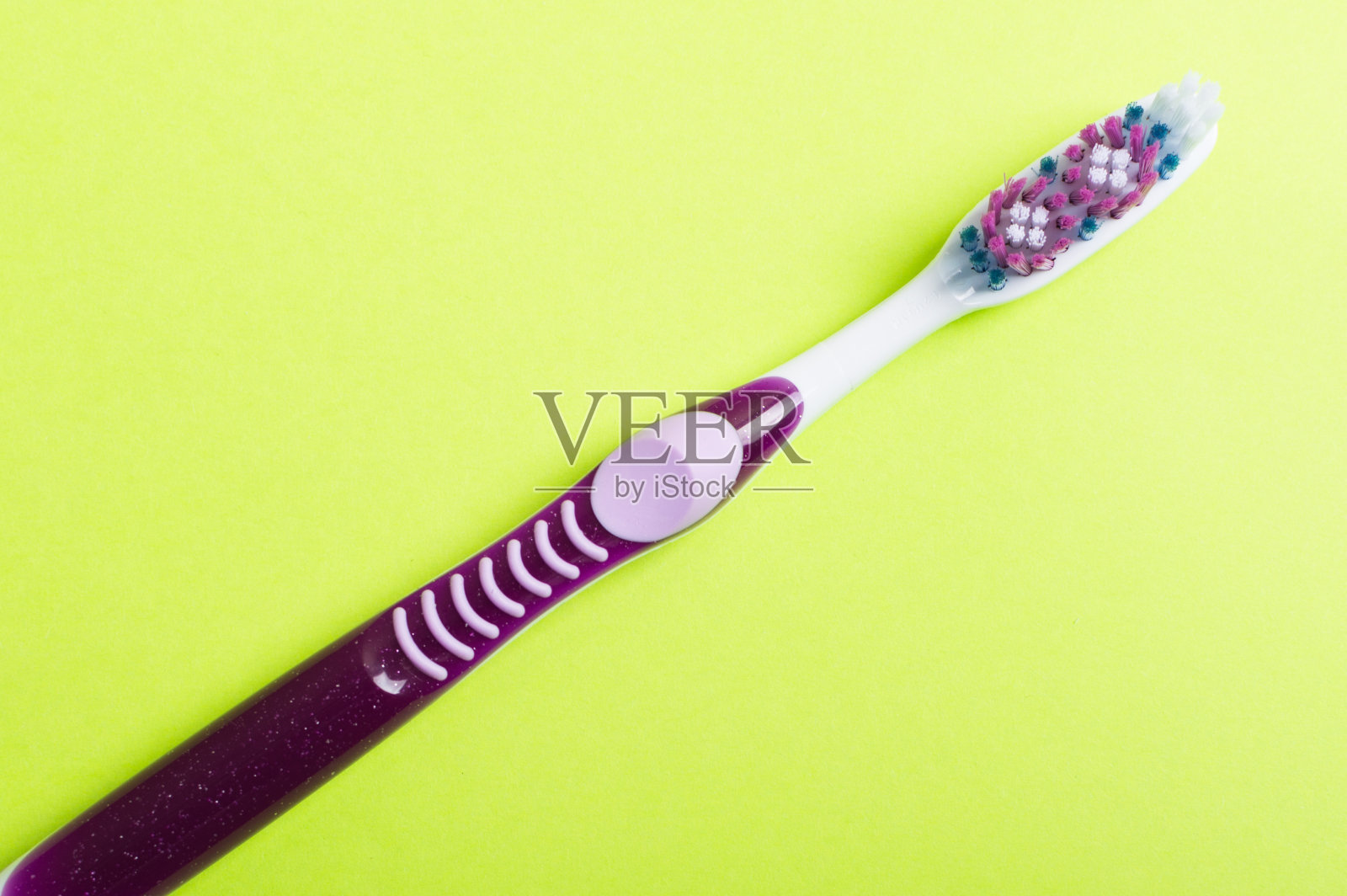 牙刷在绿色背景上。前视图。每天刷牙。医疗保健的概念。照片摄影图片